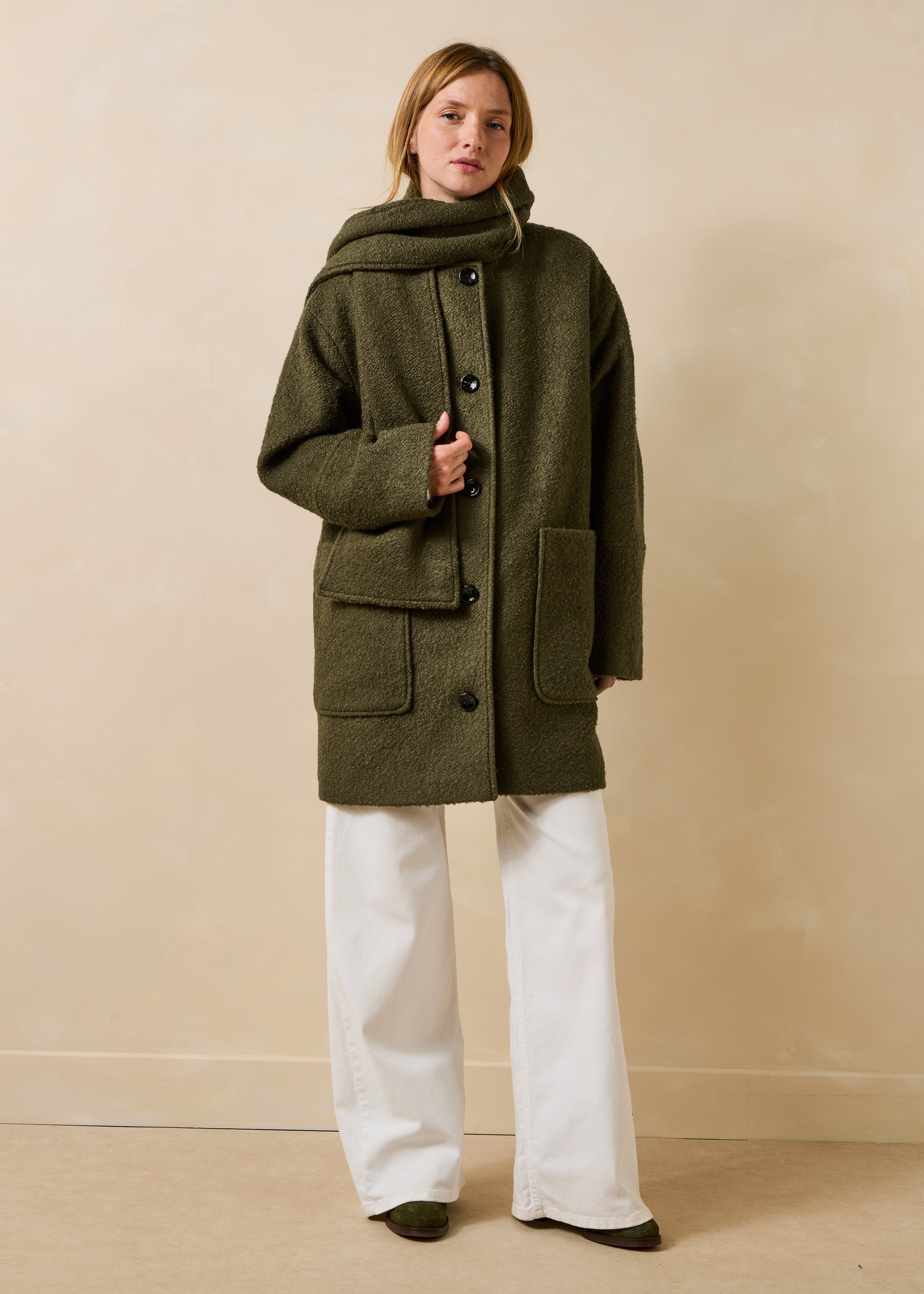 Cappotto kaki con collo alto in lana