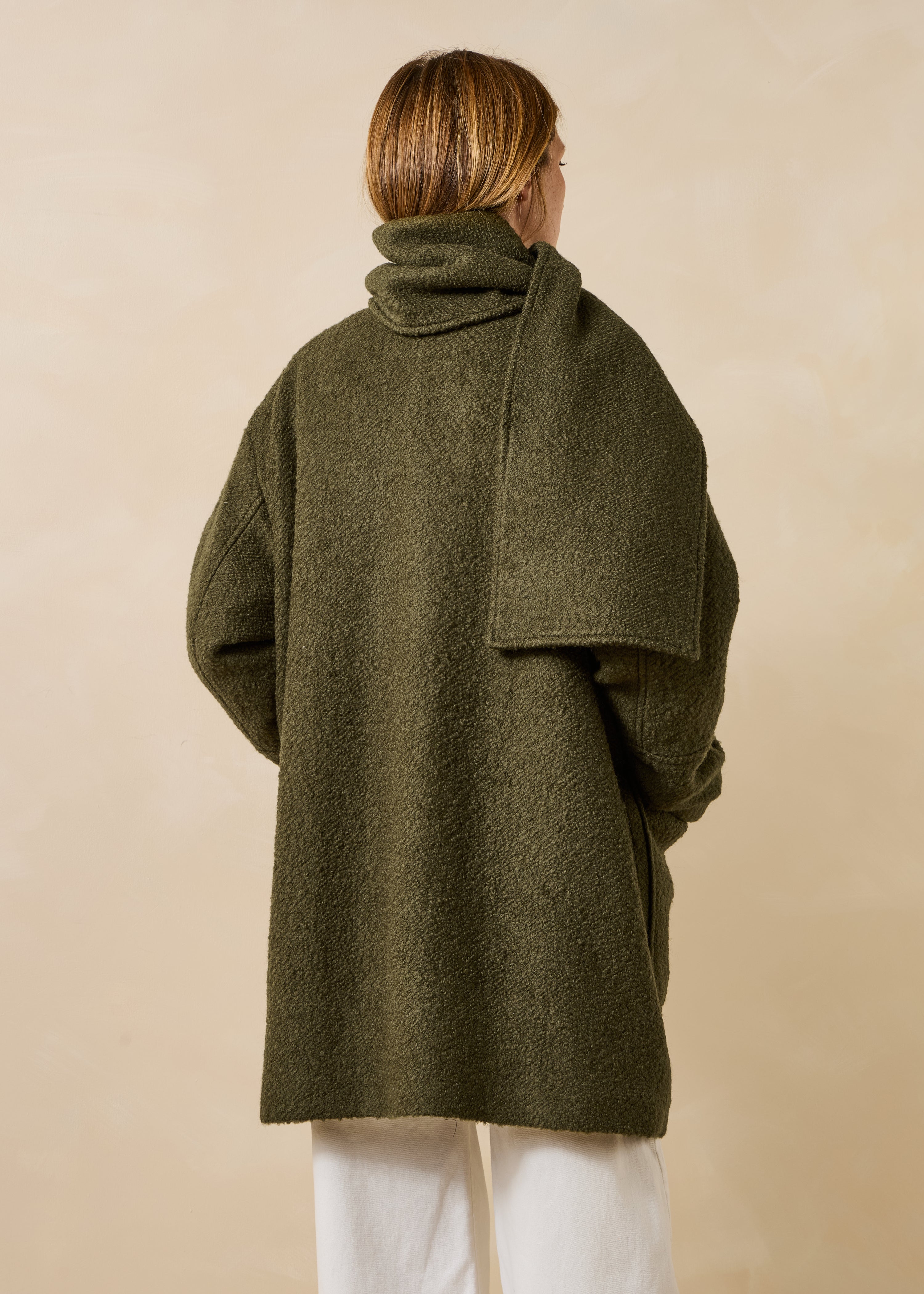 Cappotto kaki con collo alto in lana