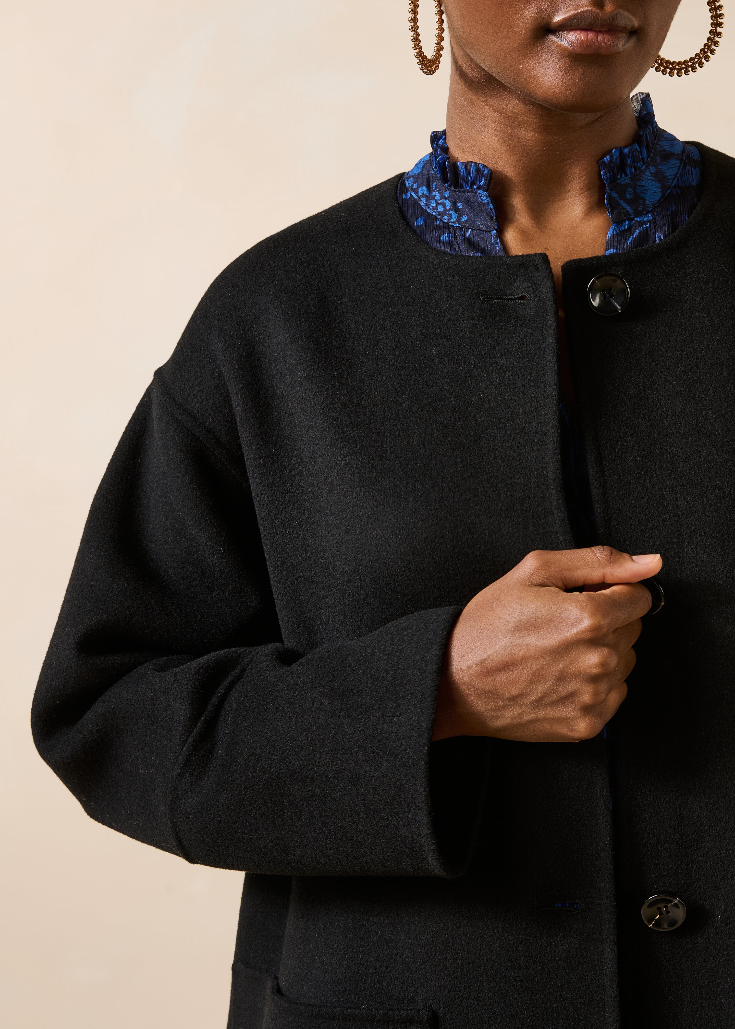 Manteau long noir oversize à écharpe amovible
