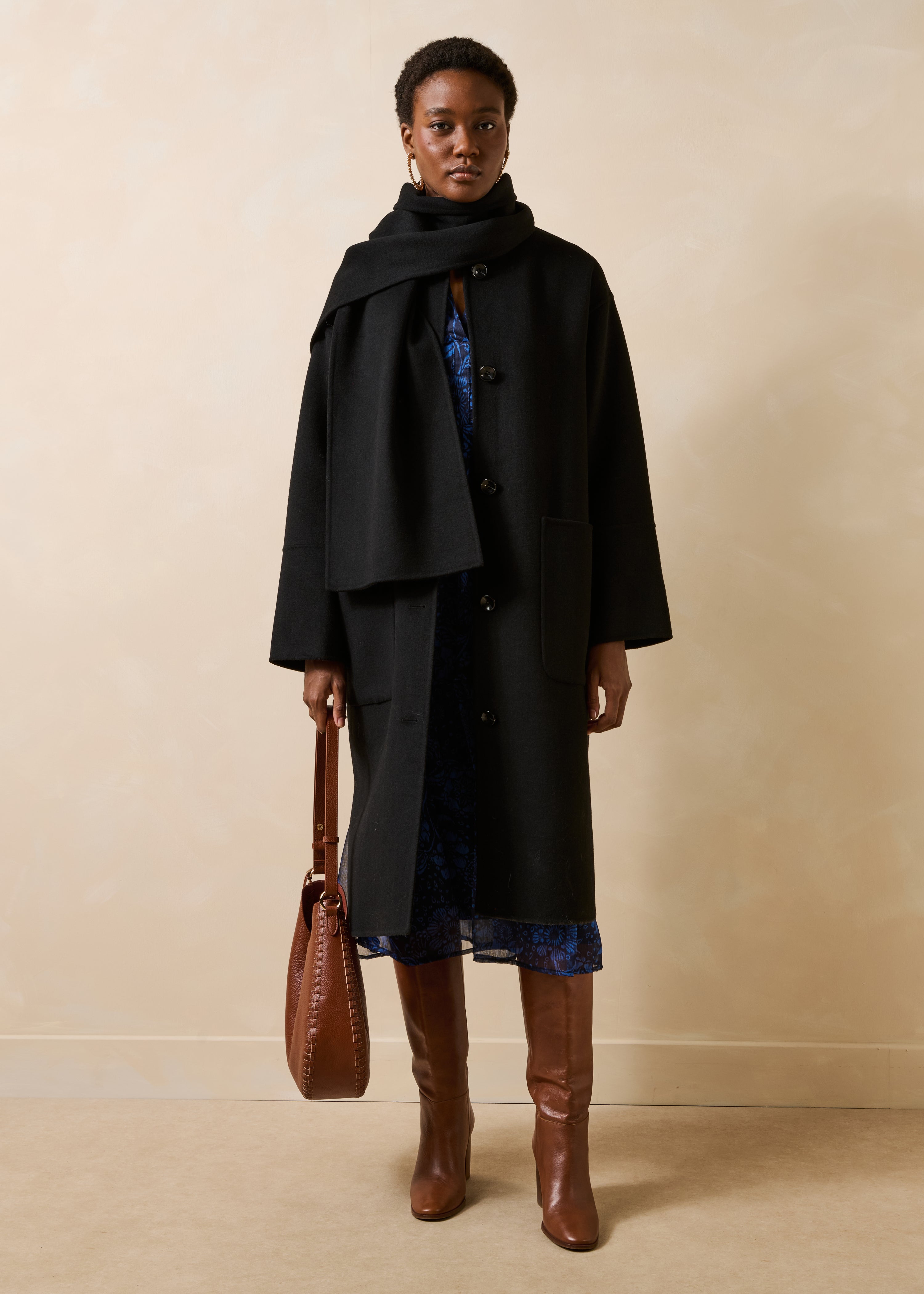 Manteau long noir oversize à écharpe amovible