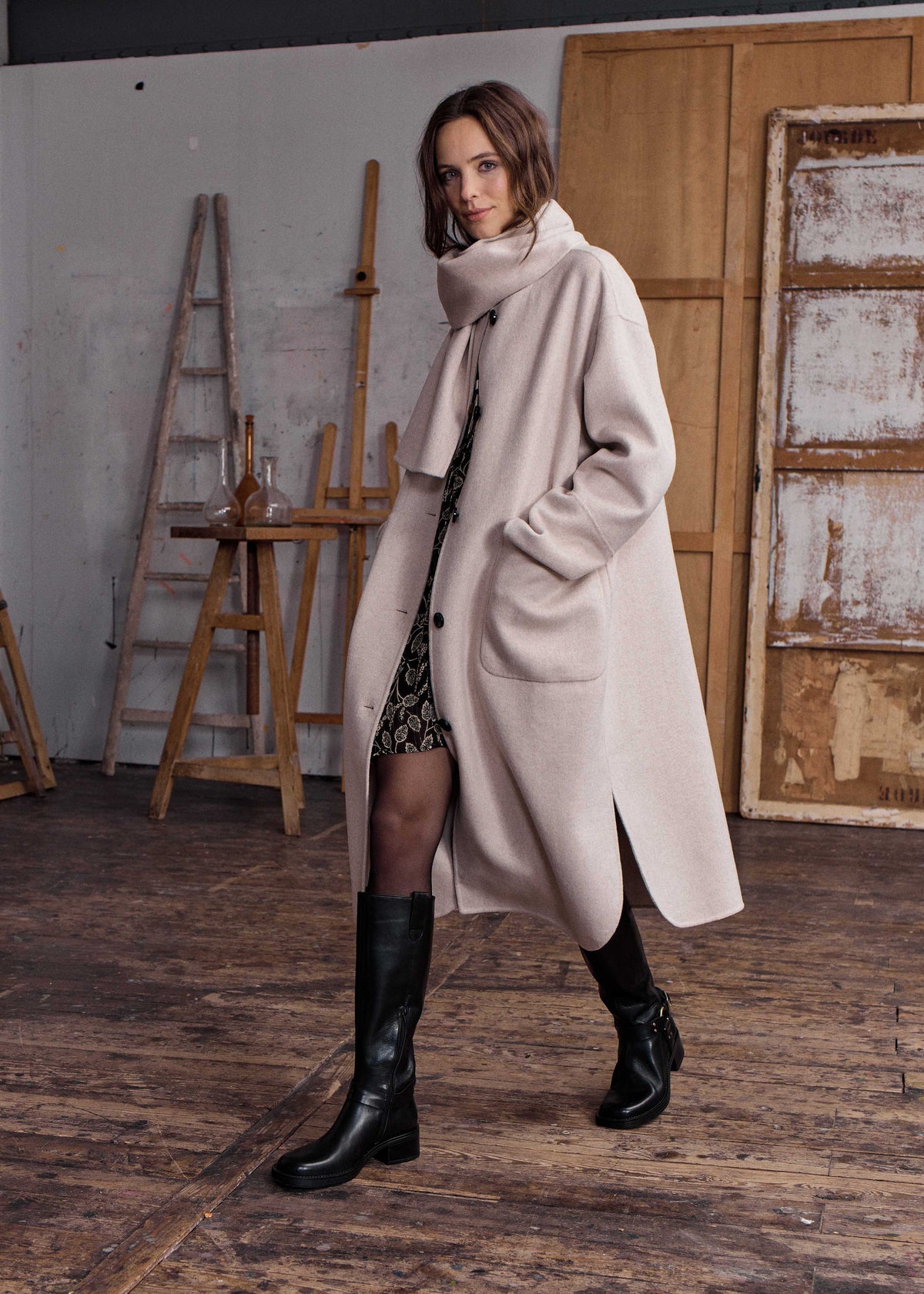 Cappotto lungo oversize écru con sciarpa removibile