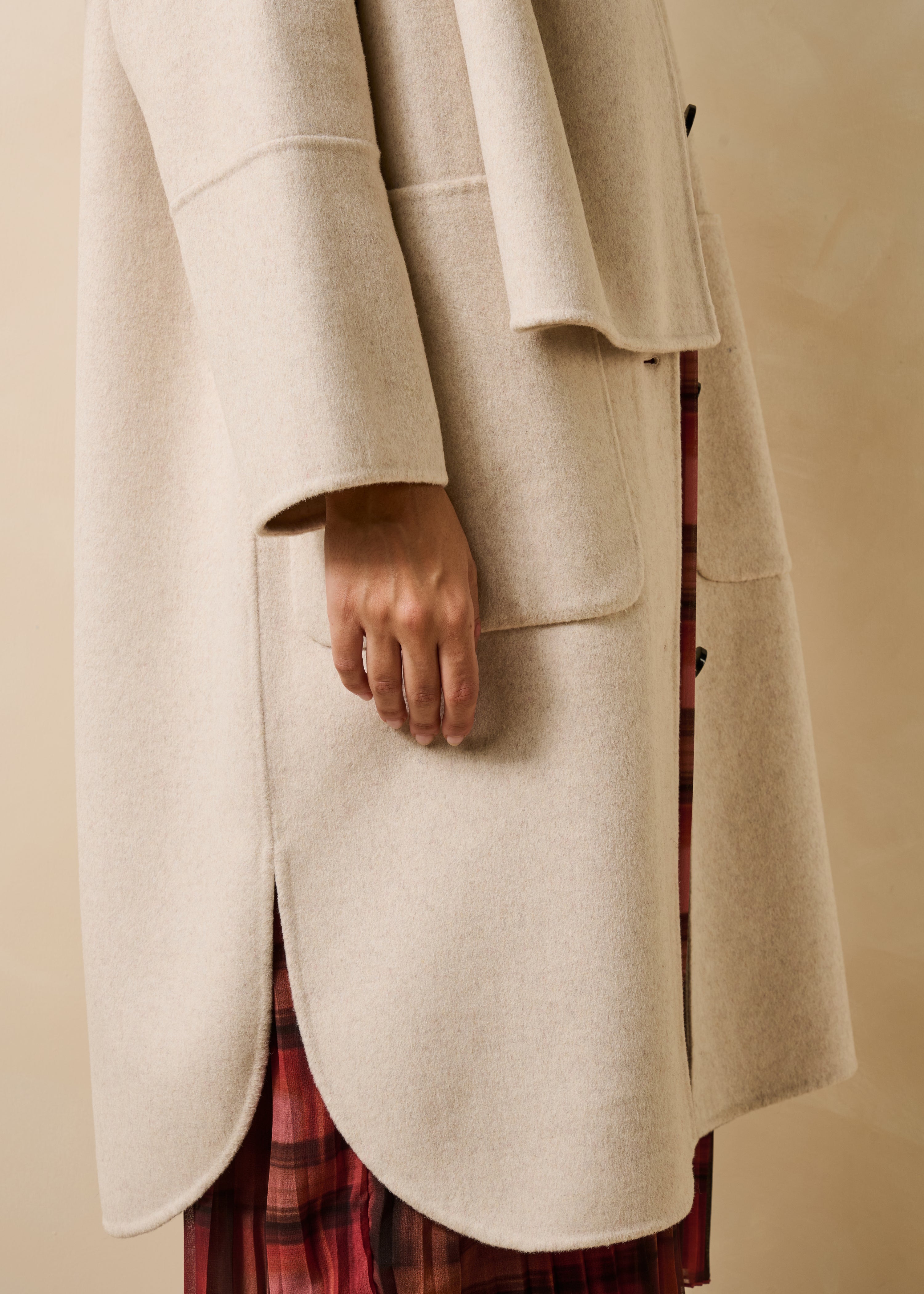 Oversize langer Mantel in Ecru mit abnehmbarem Schal