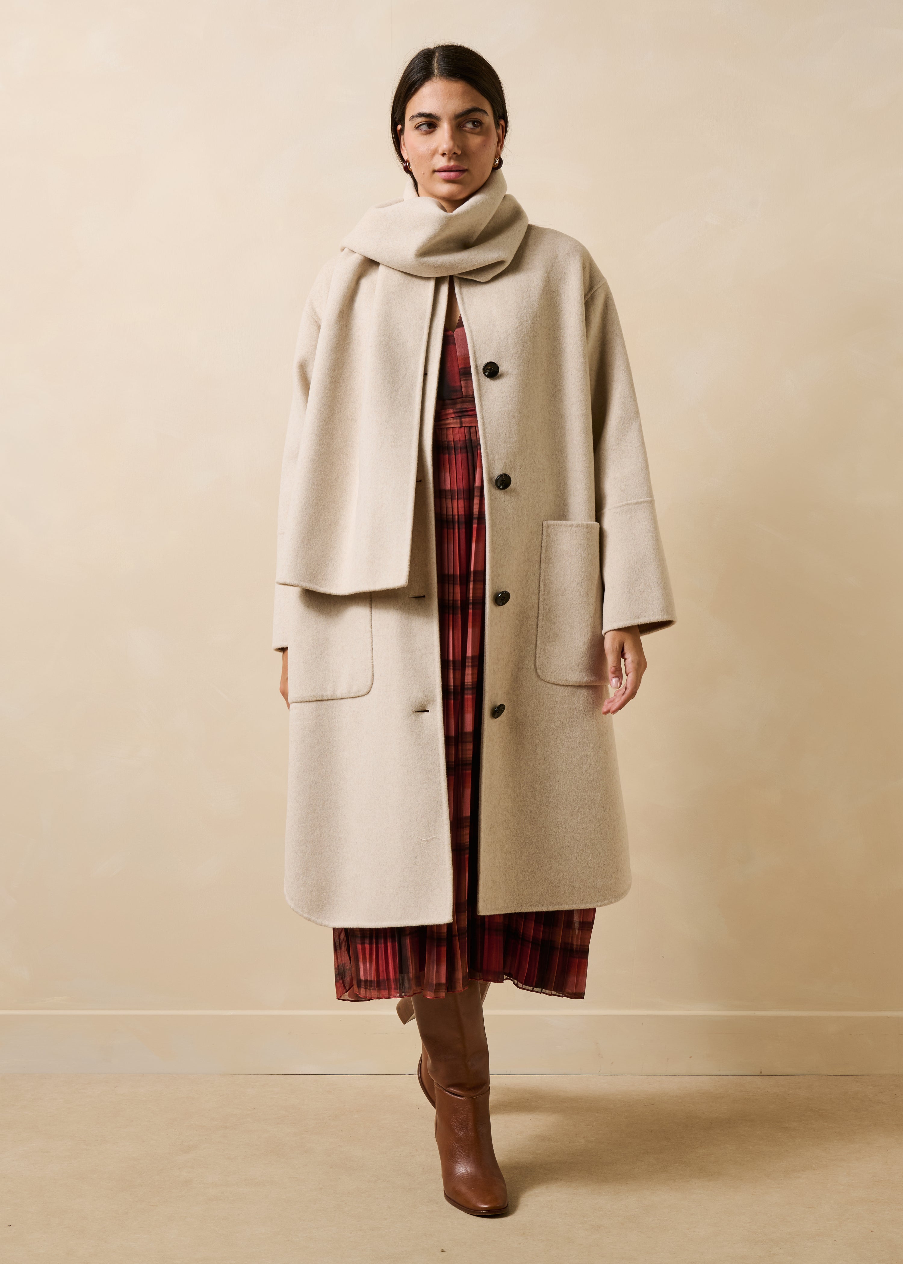 Oversize langer Mantel in Ecru mit abnehmbarem Schal