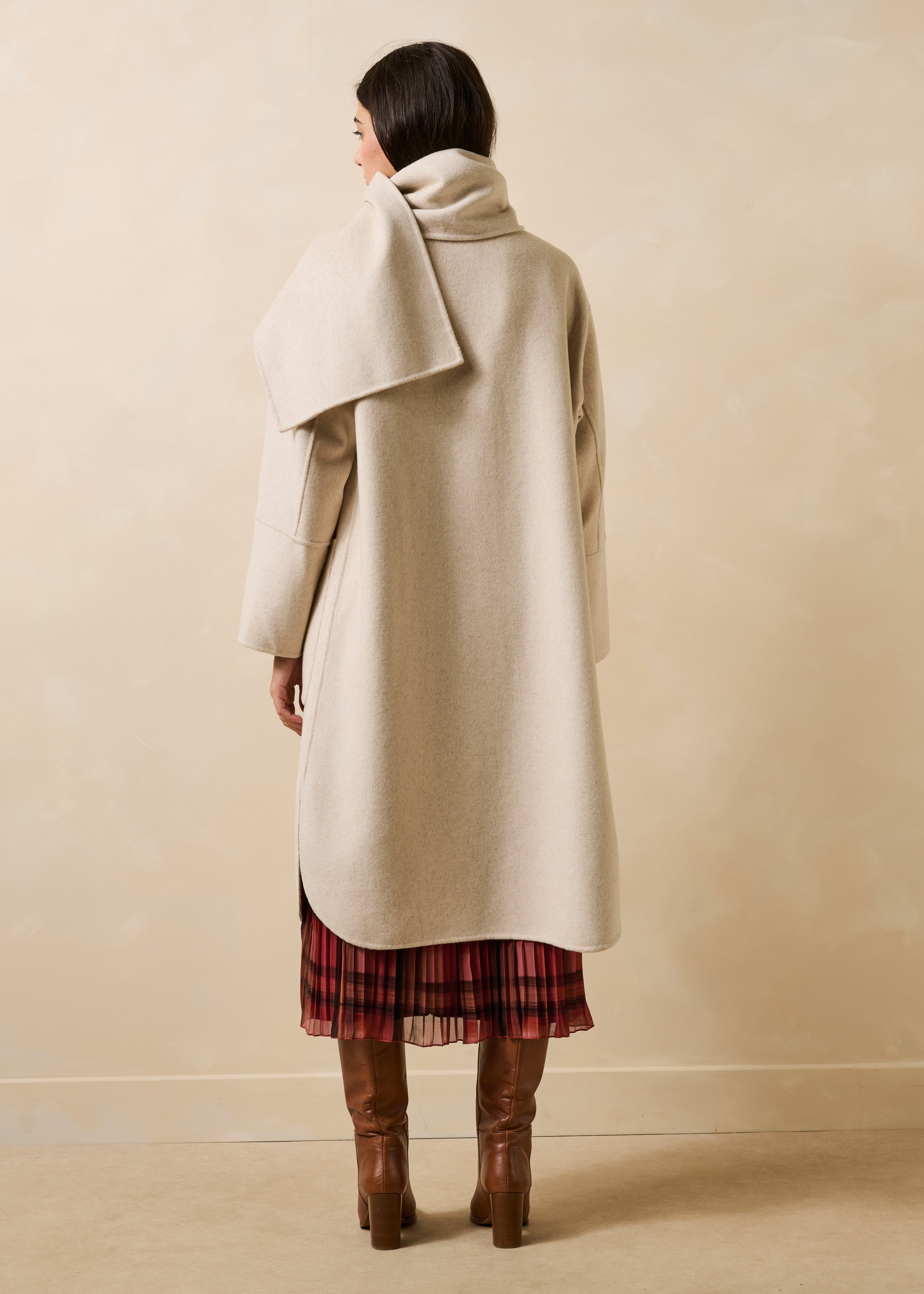 Oversize langer Mantel in Ecru mit abnehmbarem Schal
