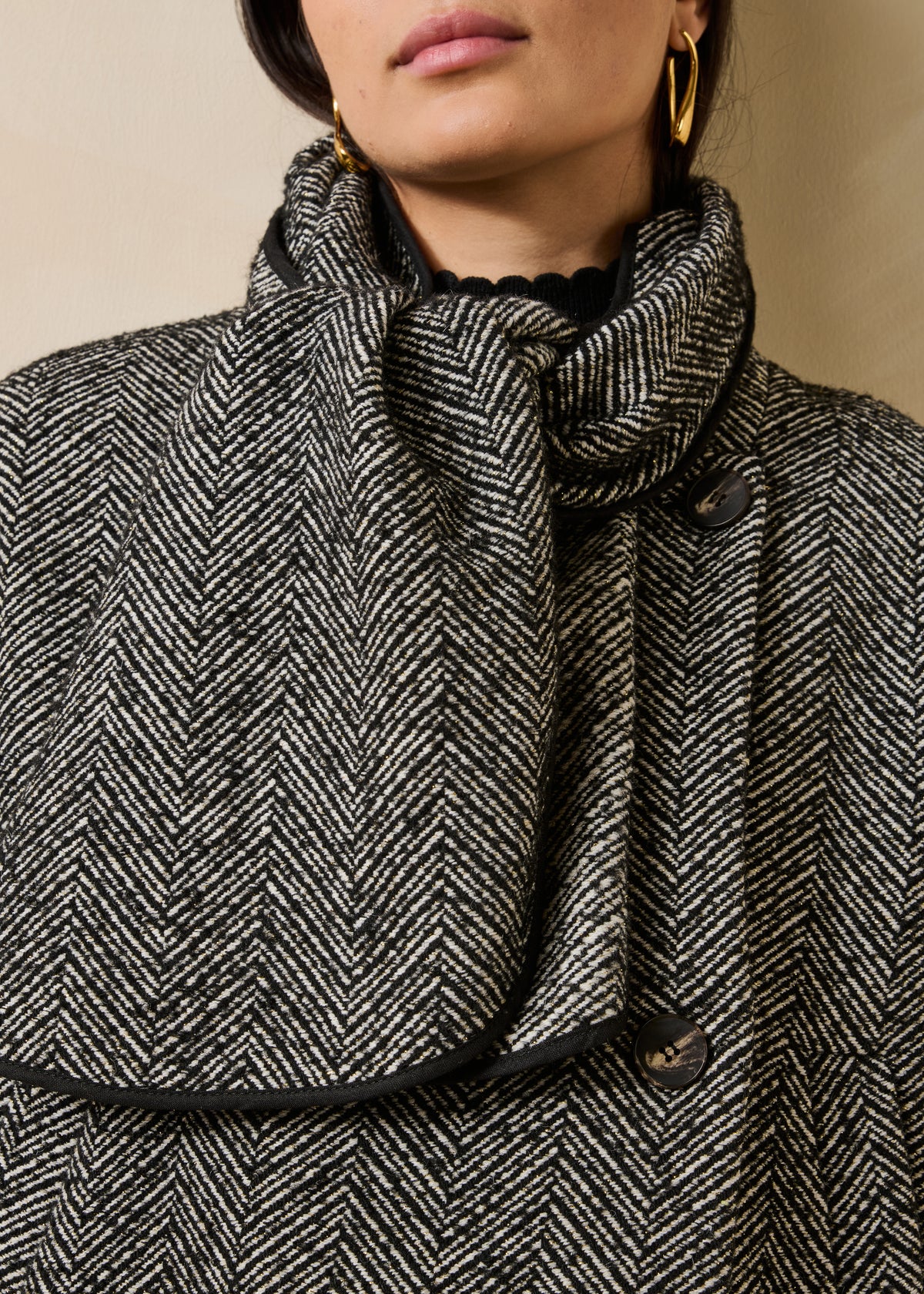 Manteau court noir ample à chevrons écharpe amovible
