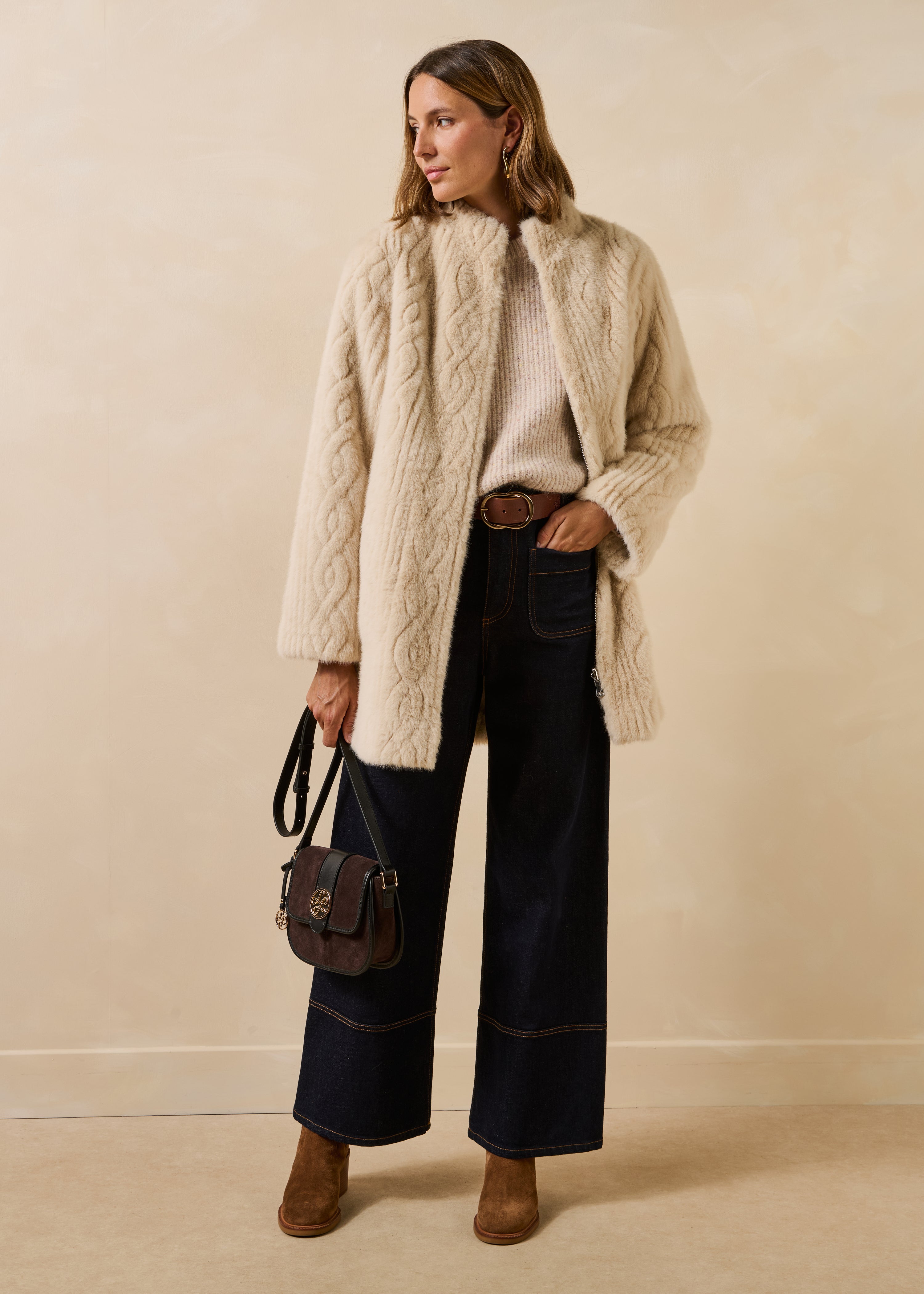 Ecru mid-length coat with a round neck in faux fur