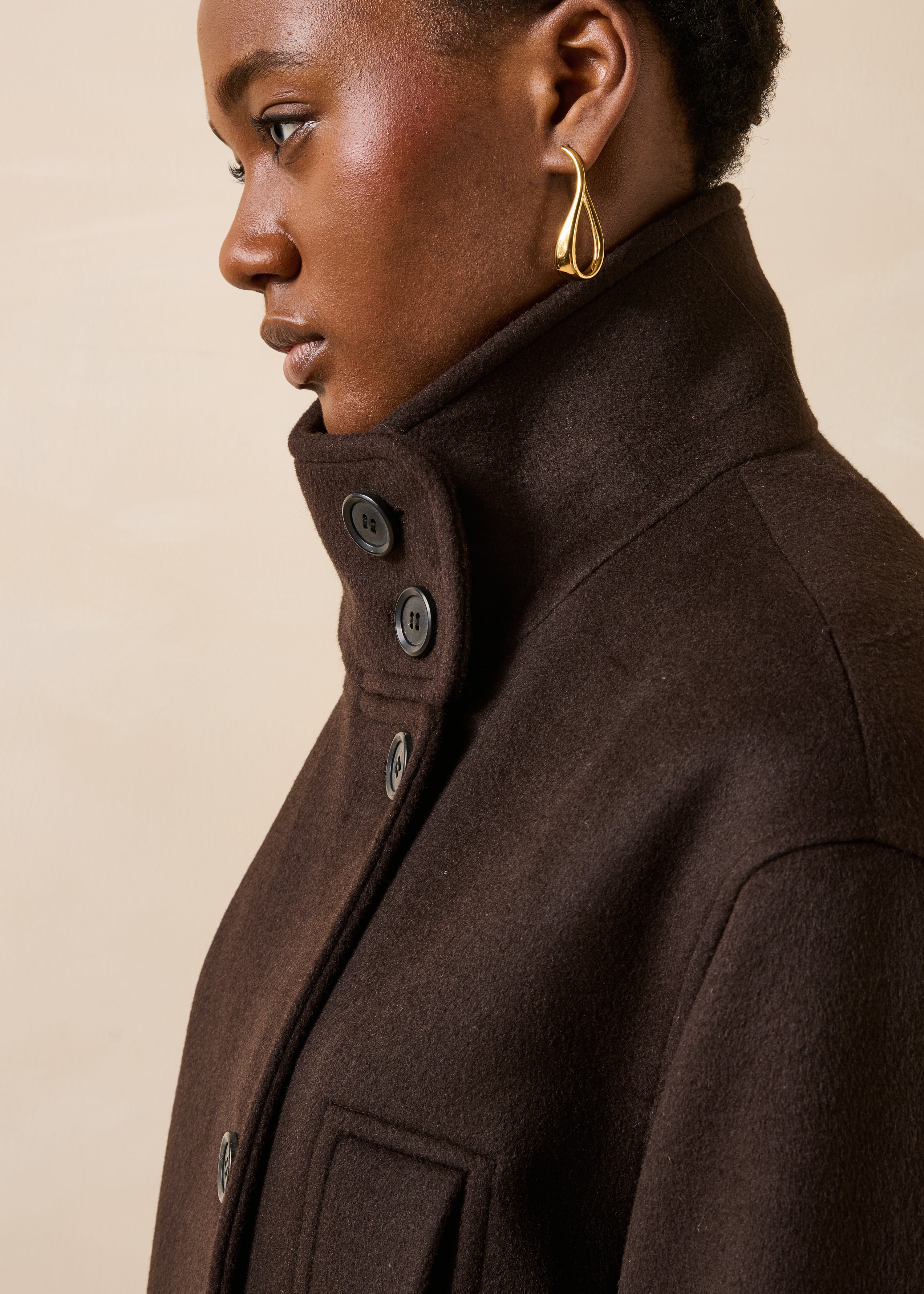 Cappotto marrone con collo alto in lana