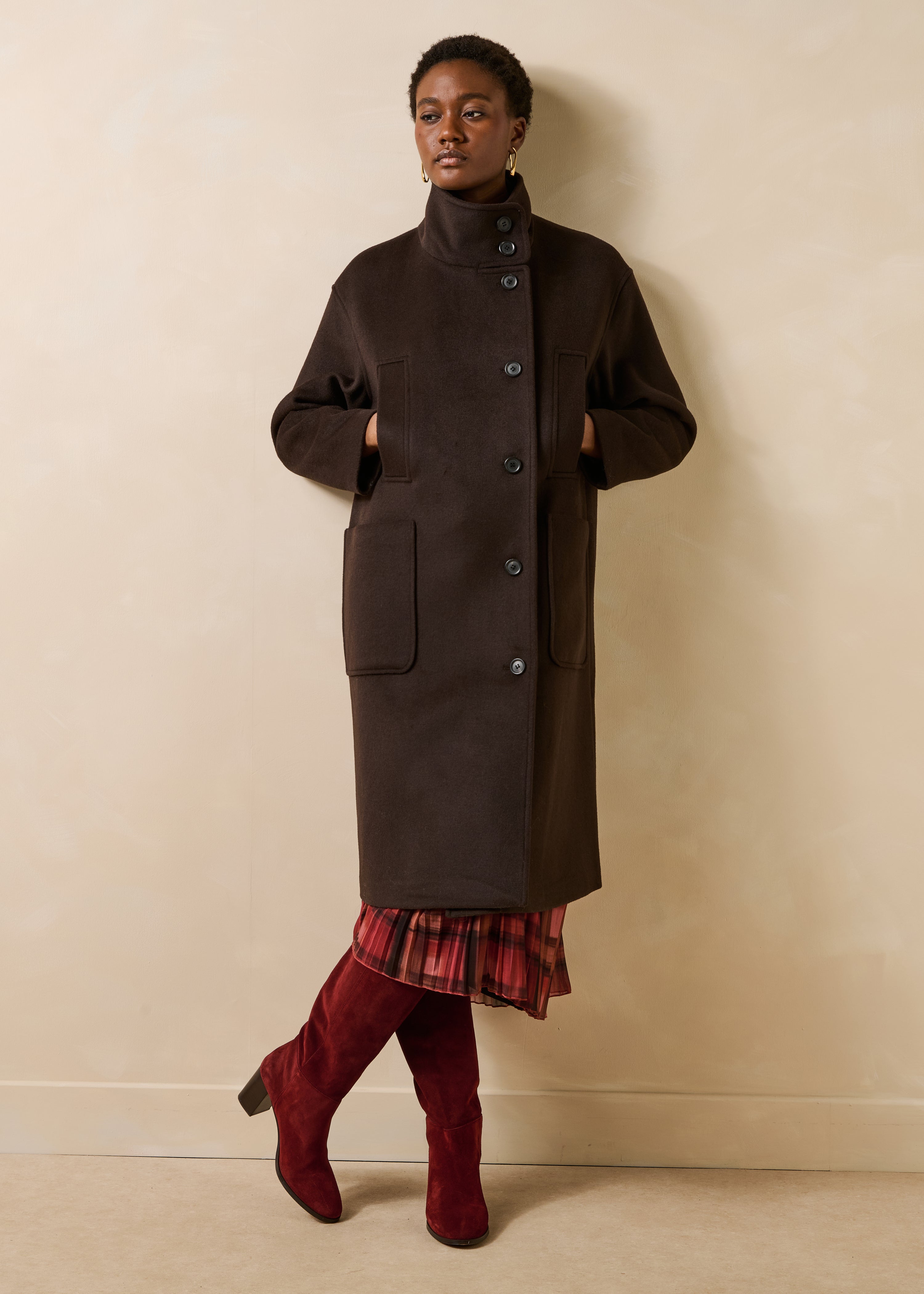 Cappotto marrone con collo alto in lana