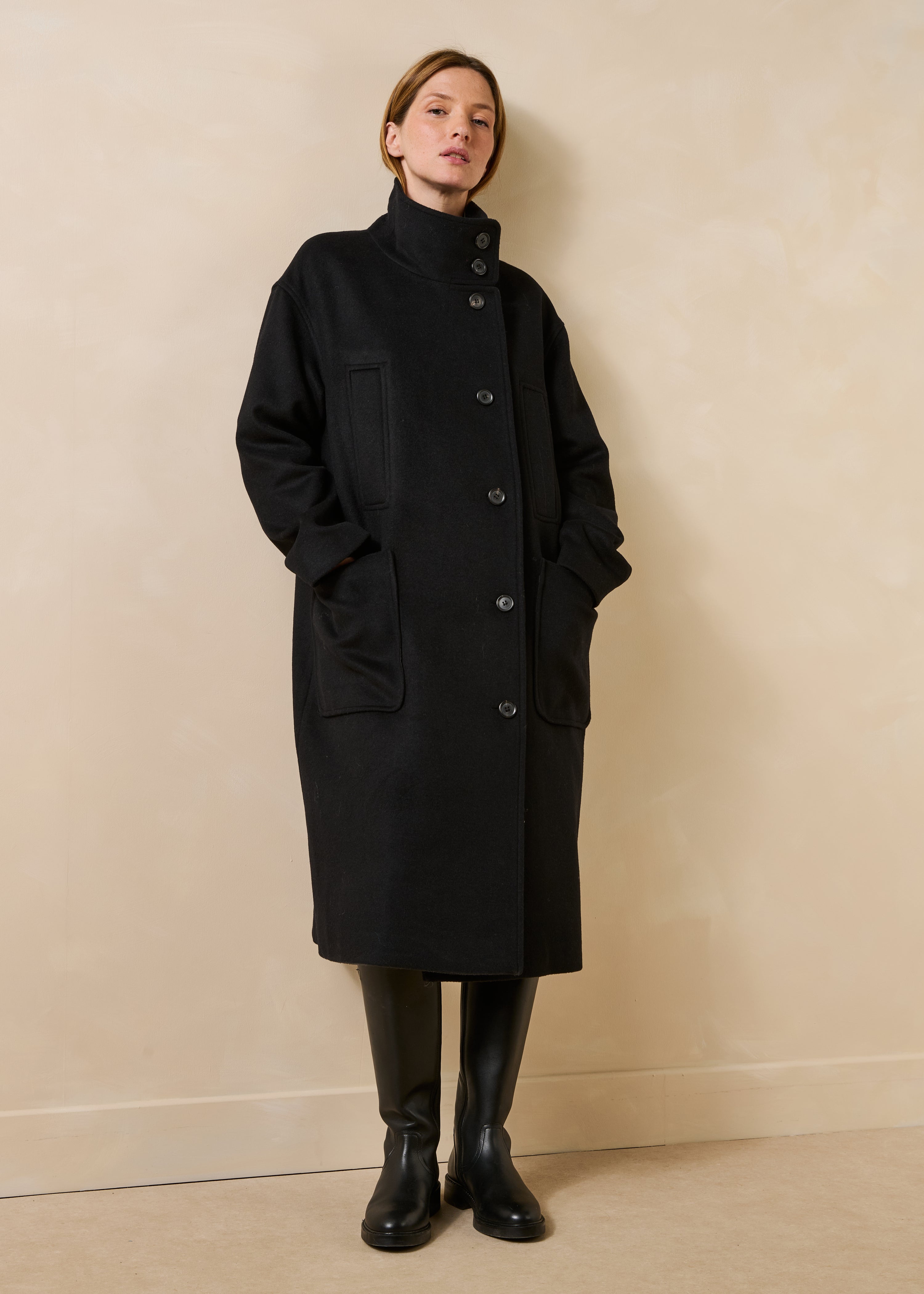 Cappotto nero con collo alto in lana