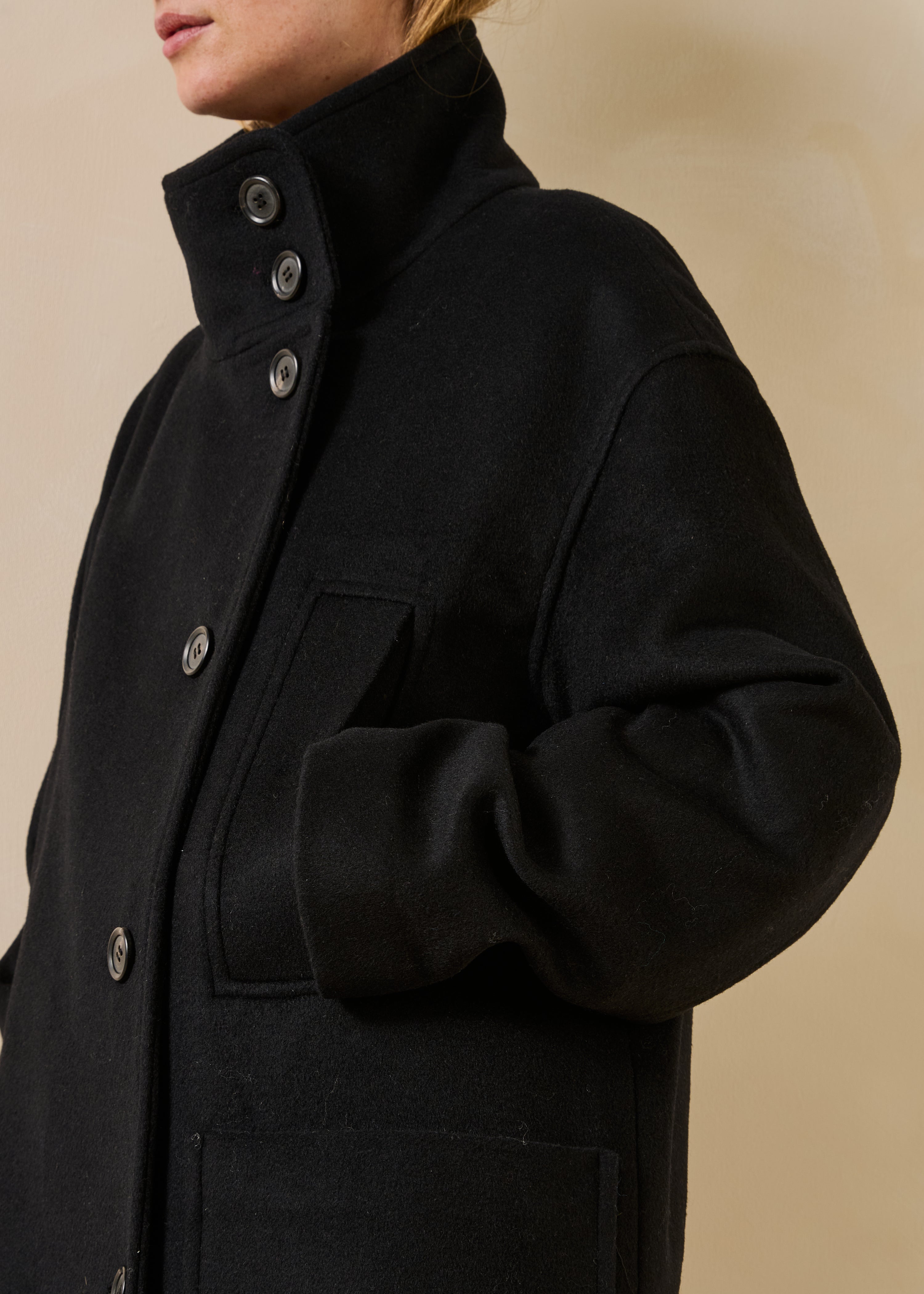 Cappotto nero con collo alto in lana