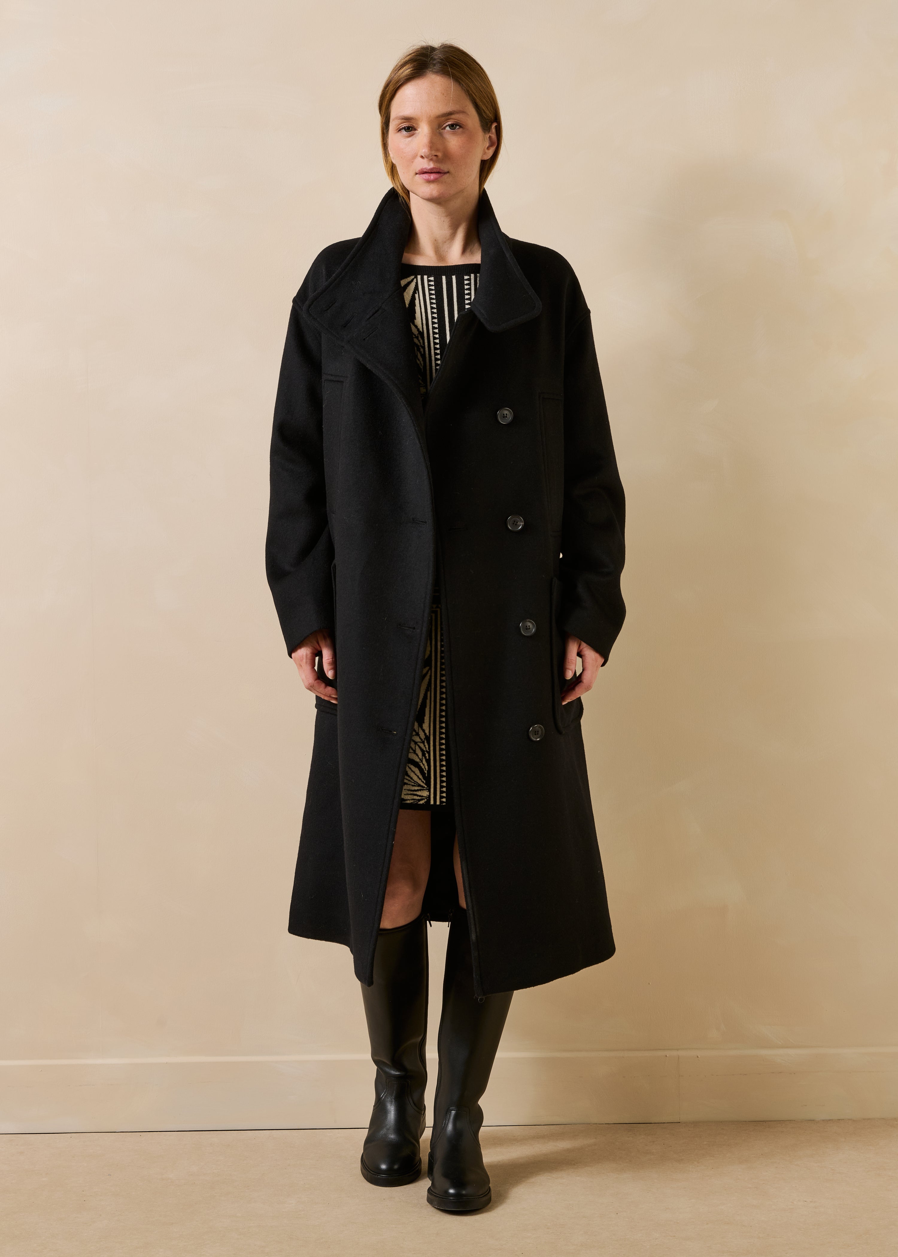 Cappotto nero con collo alto in lana