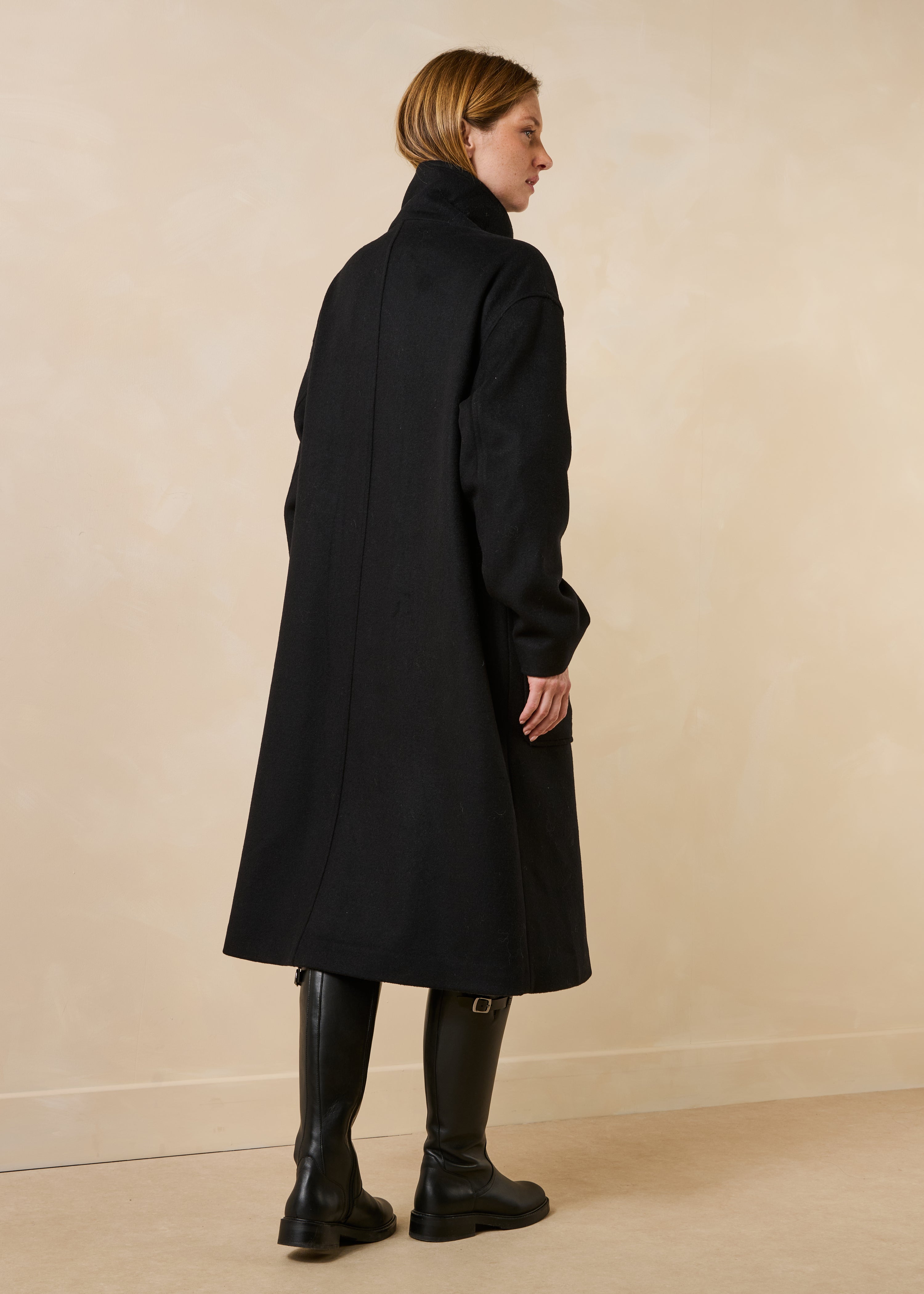Cappotto nero con collo alto in lana