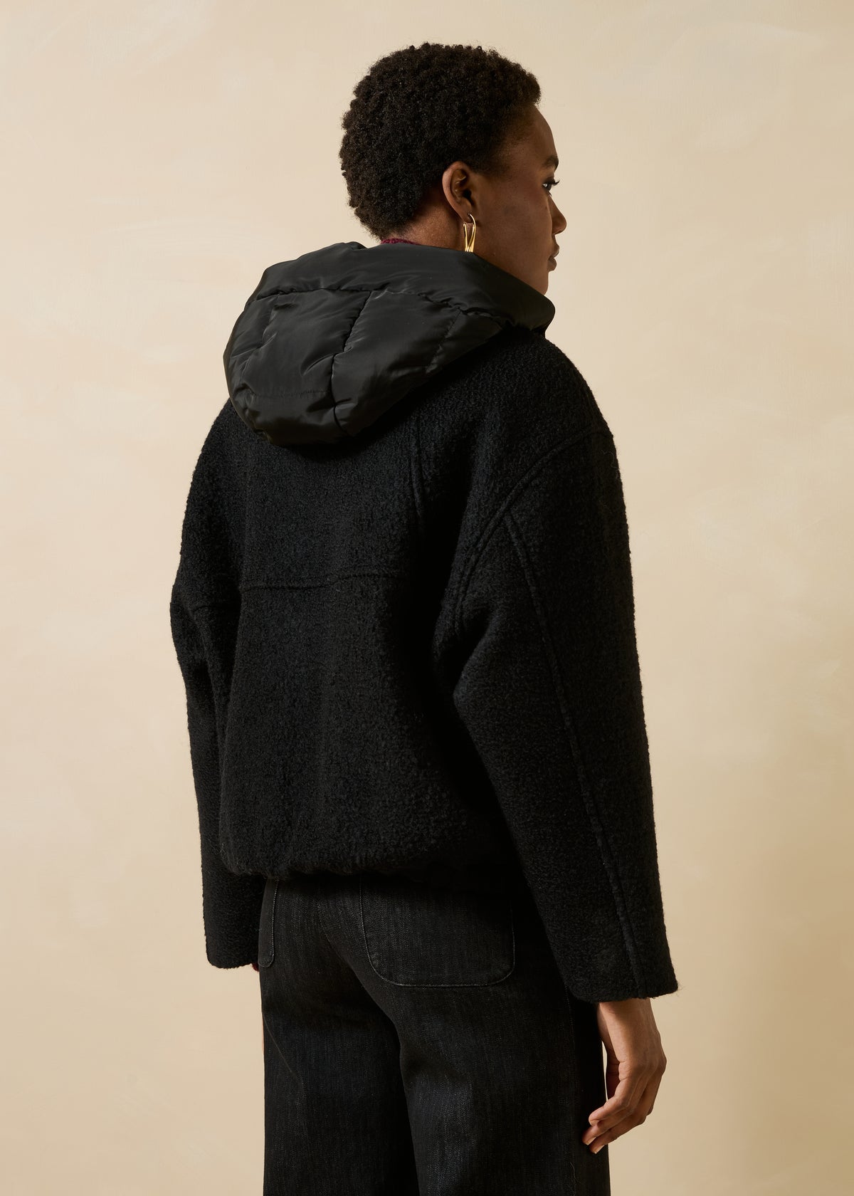 Blouson schwarz mit langen Ärmeln und abnehmbarer Kapuze
