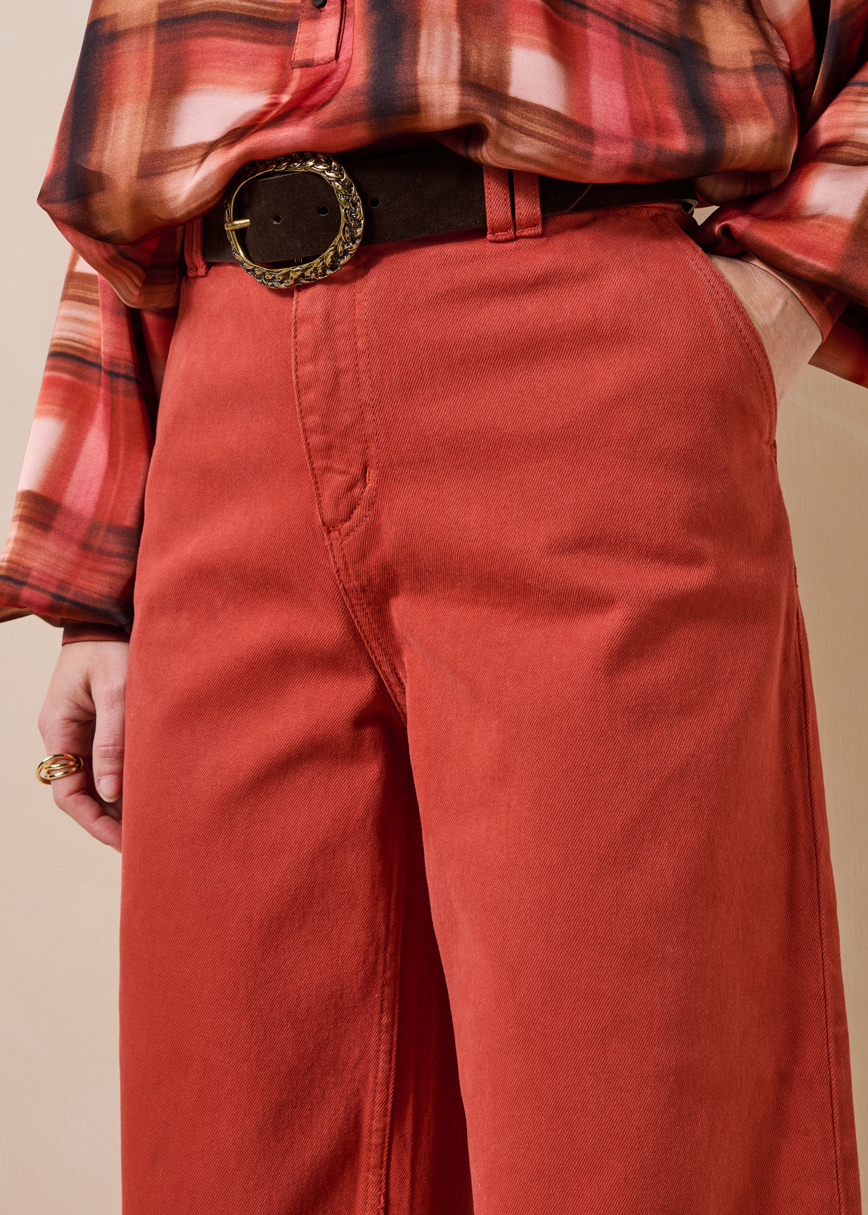 Jean ancho y recto terracota en algodón orgánico