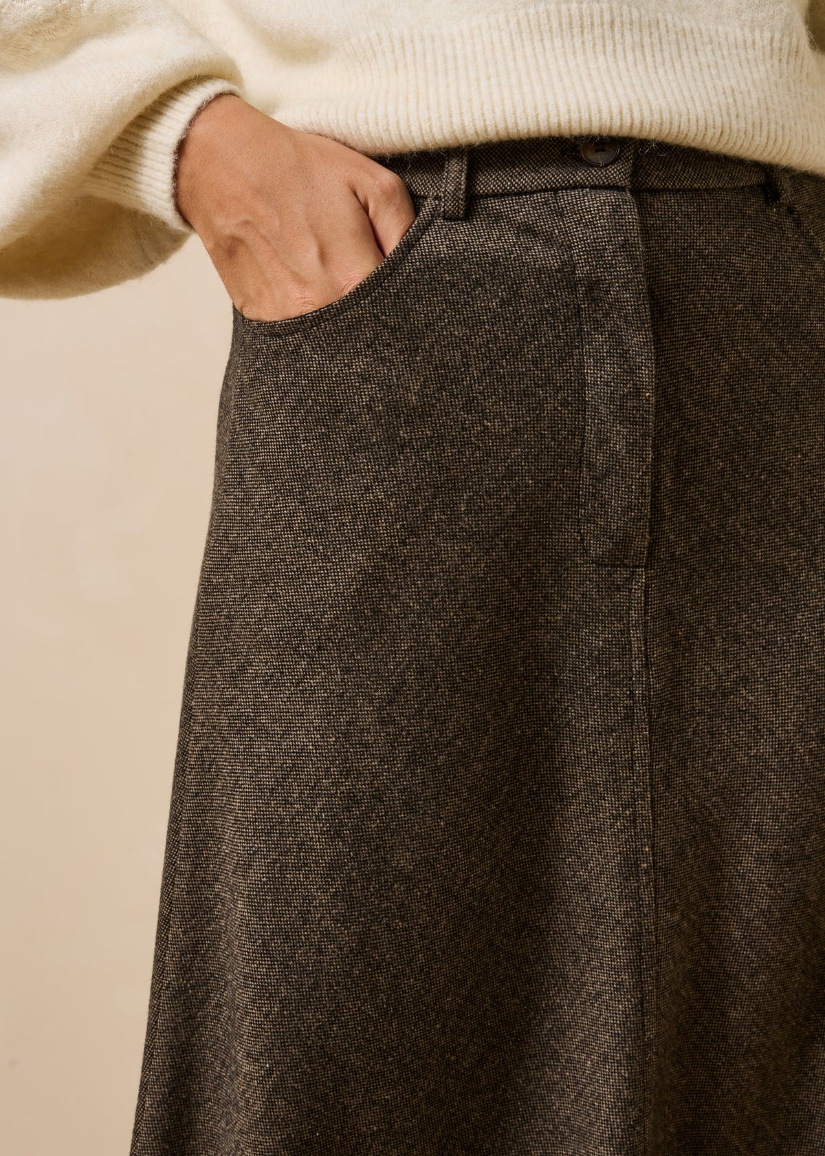 Brown buttoned midi skirt in tweed