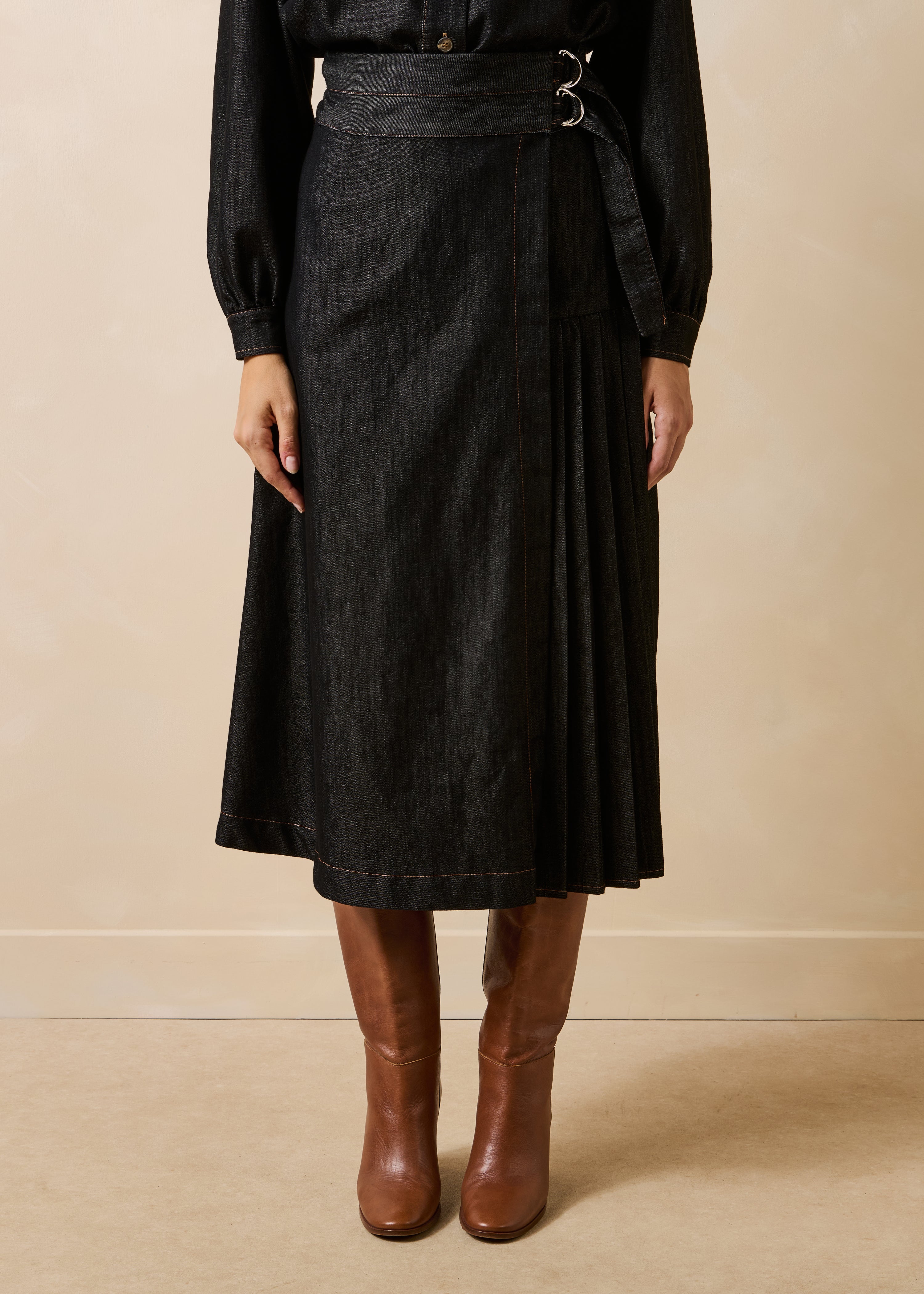Jupe midi portefeuille en denim noir