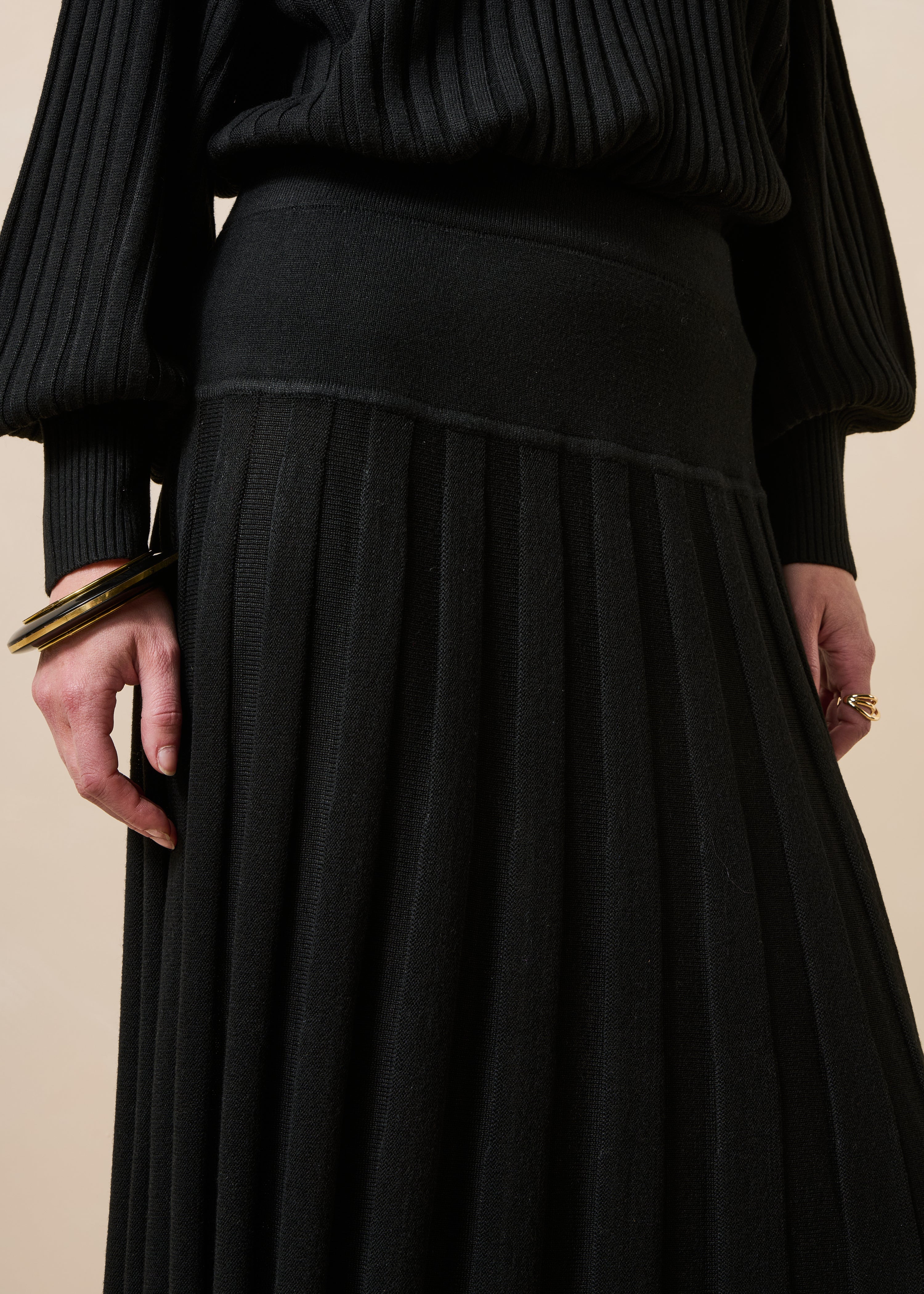 Jupe midi plissée en maille noire taille élastiquée