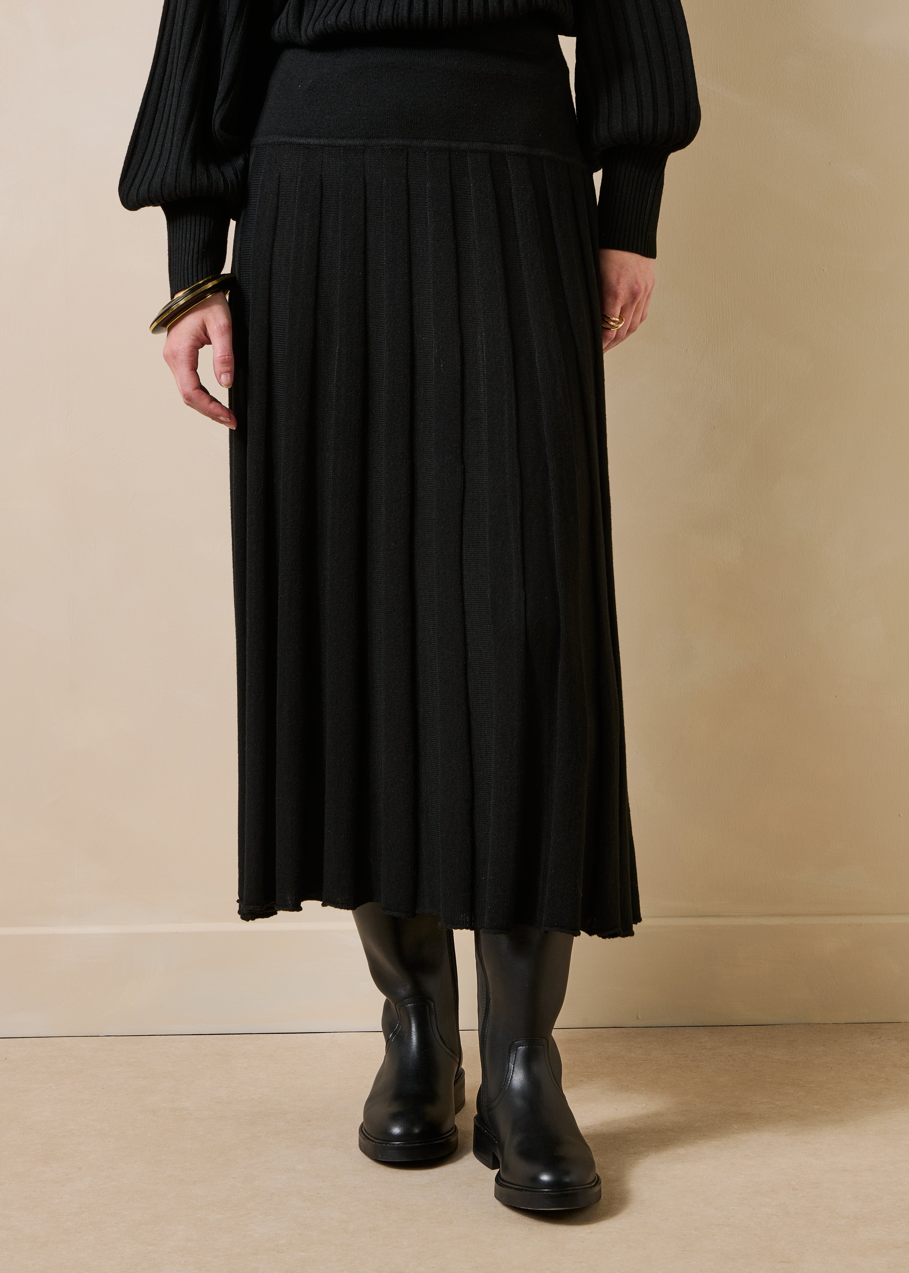 Jupe midi plissée en maille noire taille élastiquée