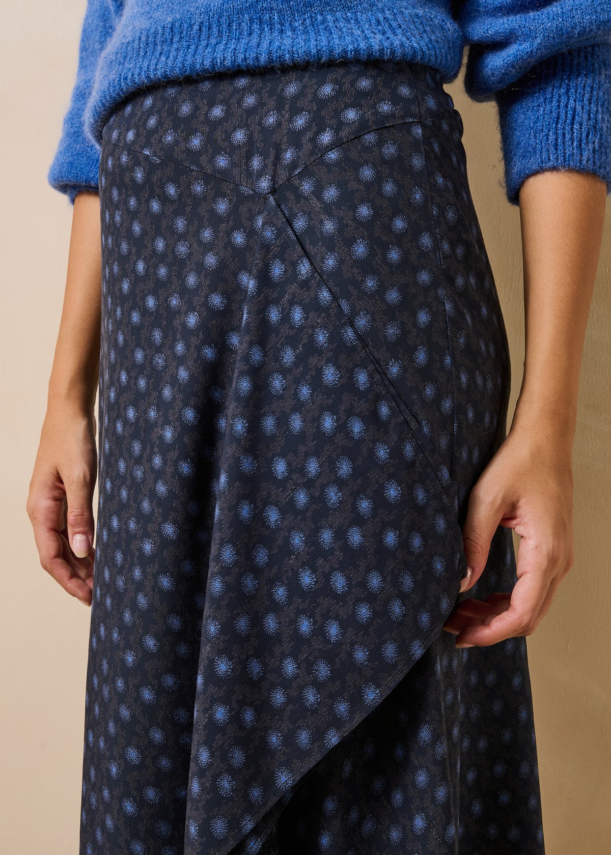 Falda midi trapecio azul asimétrica con estampado