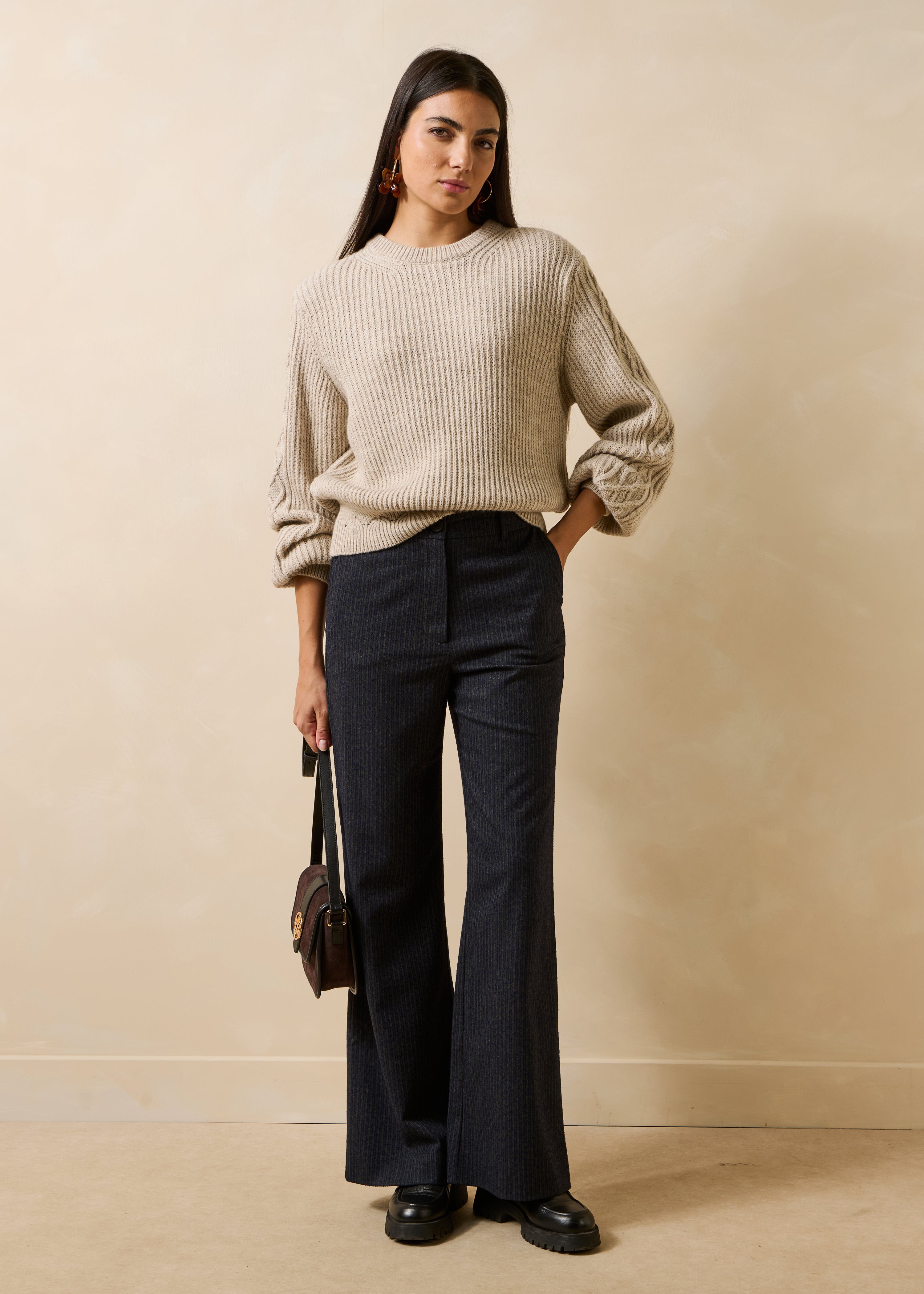 Pantalón recto gris antracita con rayas