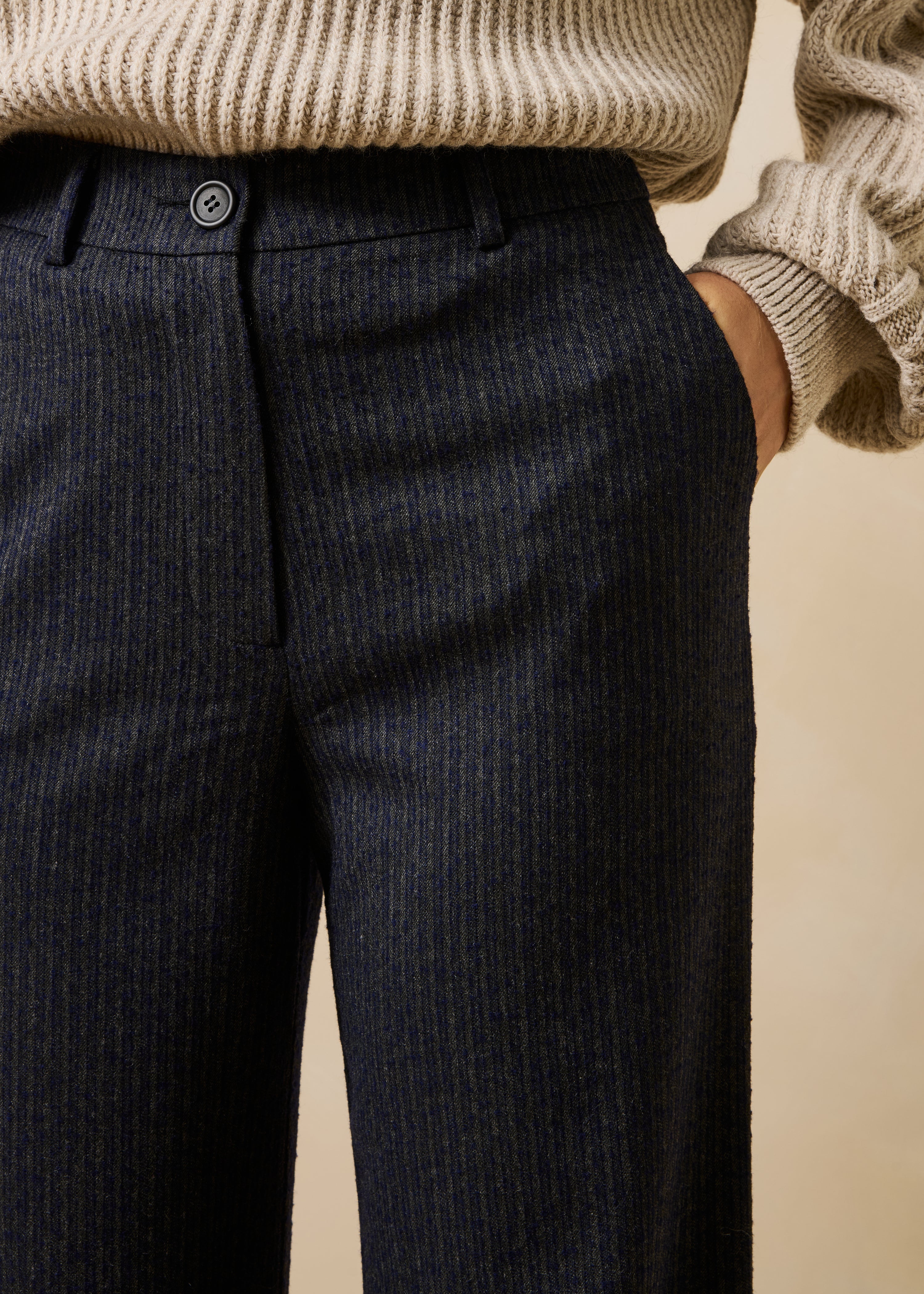 Pantalón recto gris antracita con rayas
