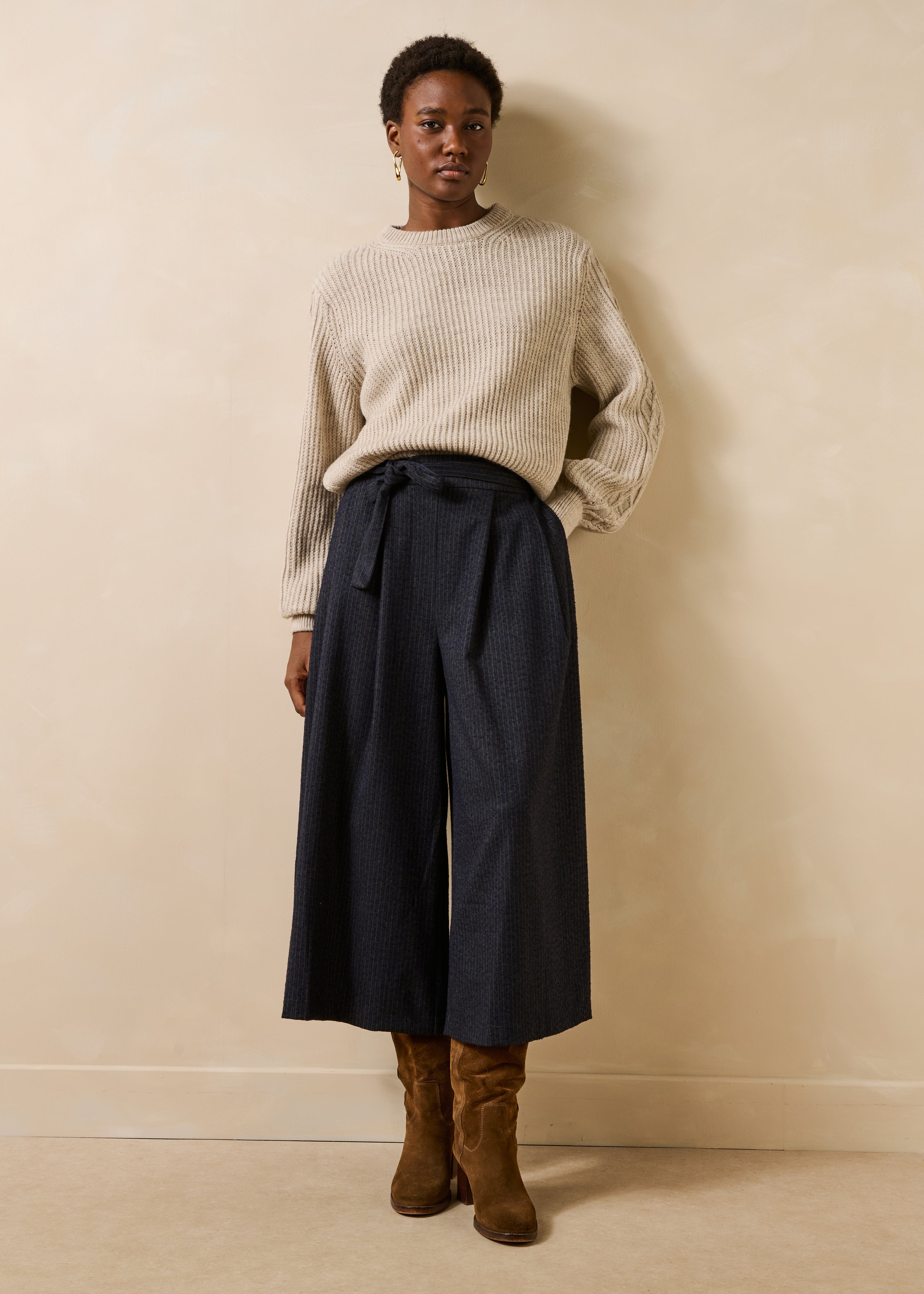 Pantalón ancho a rayas gris y azul