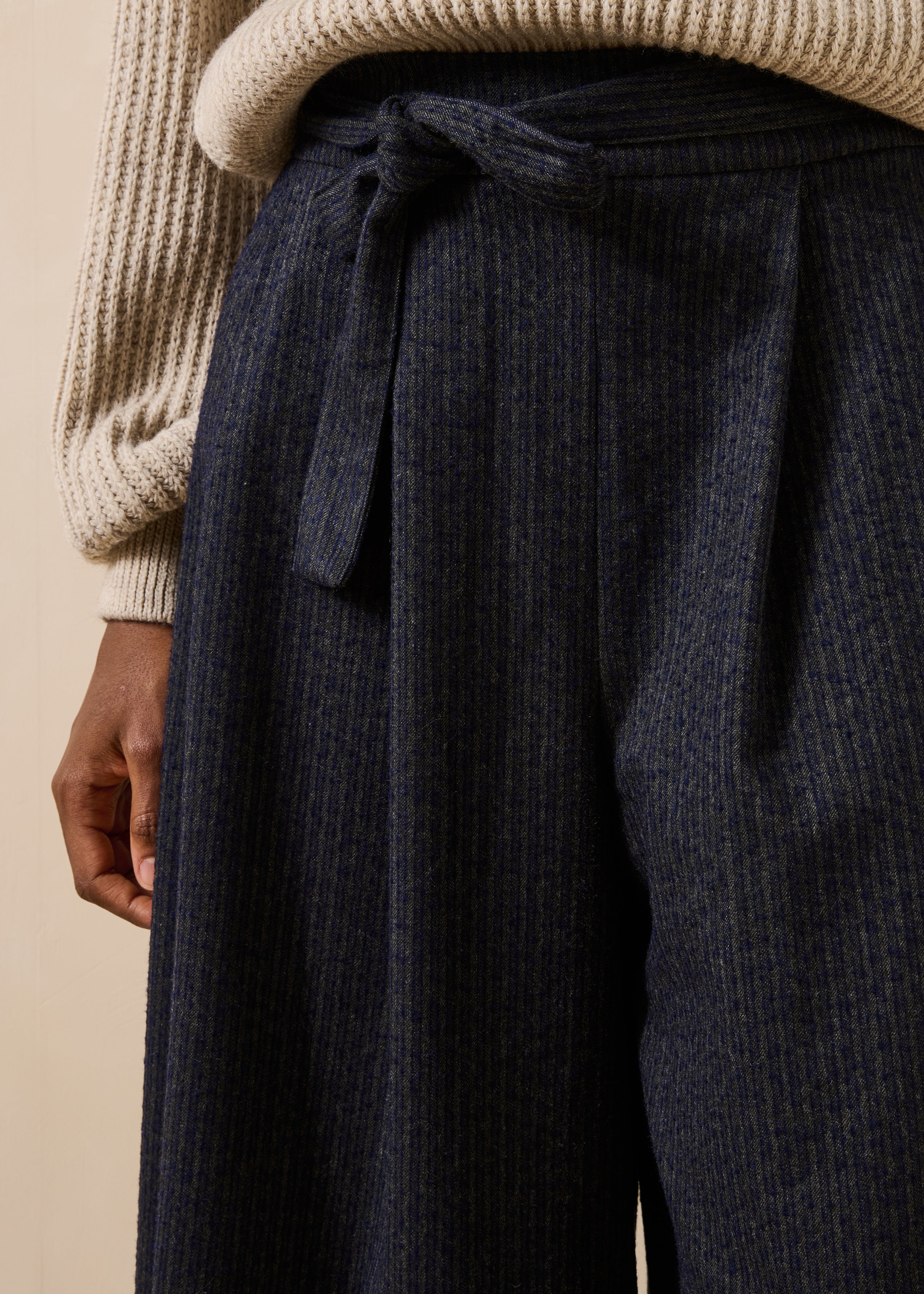 Pantalón ancho a rayas gris y azul