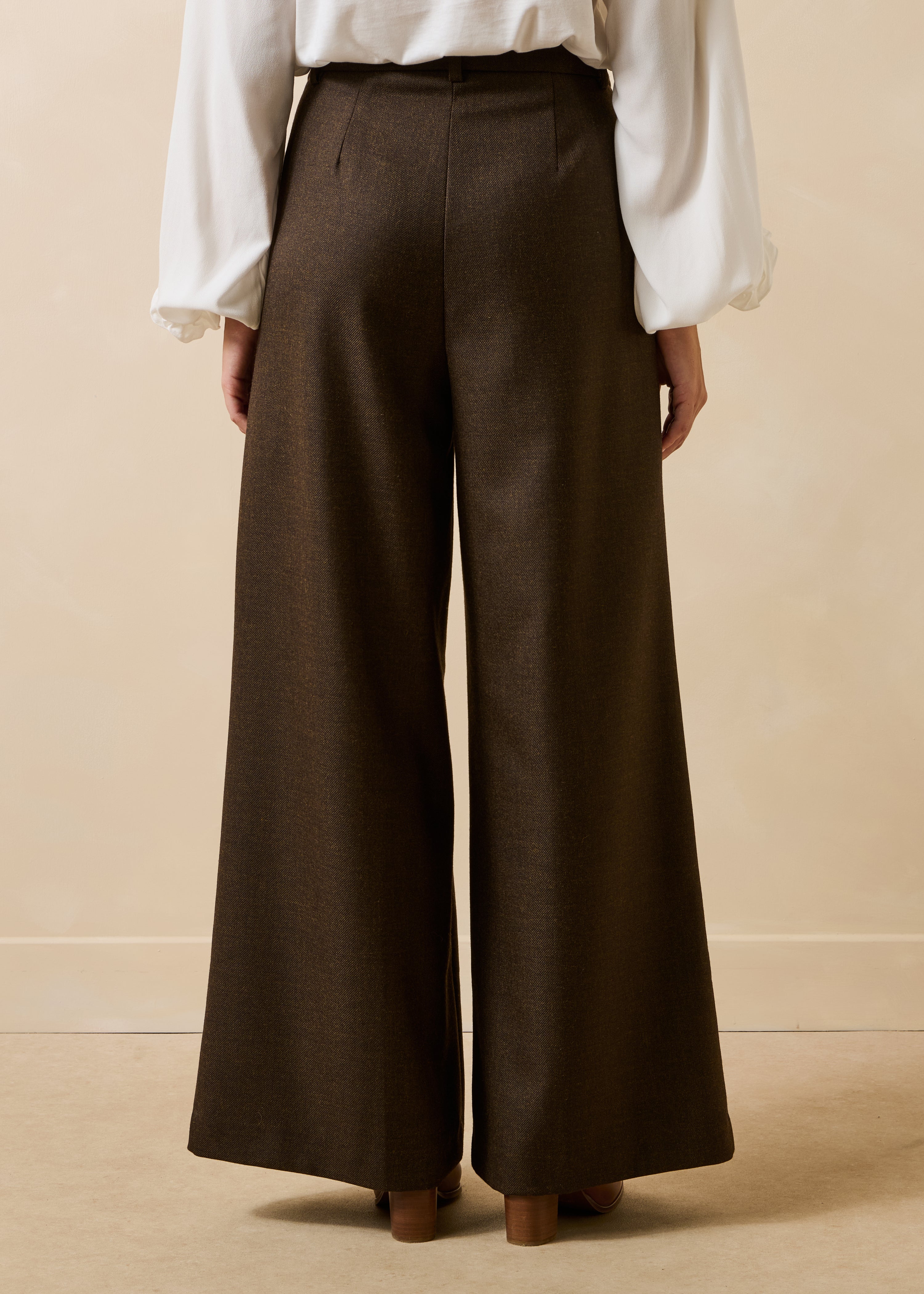 Pantalone largo marrone a vita alta