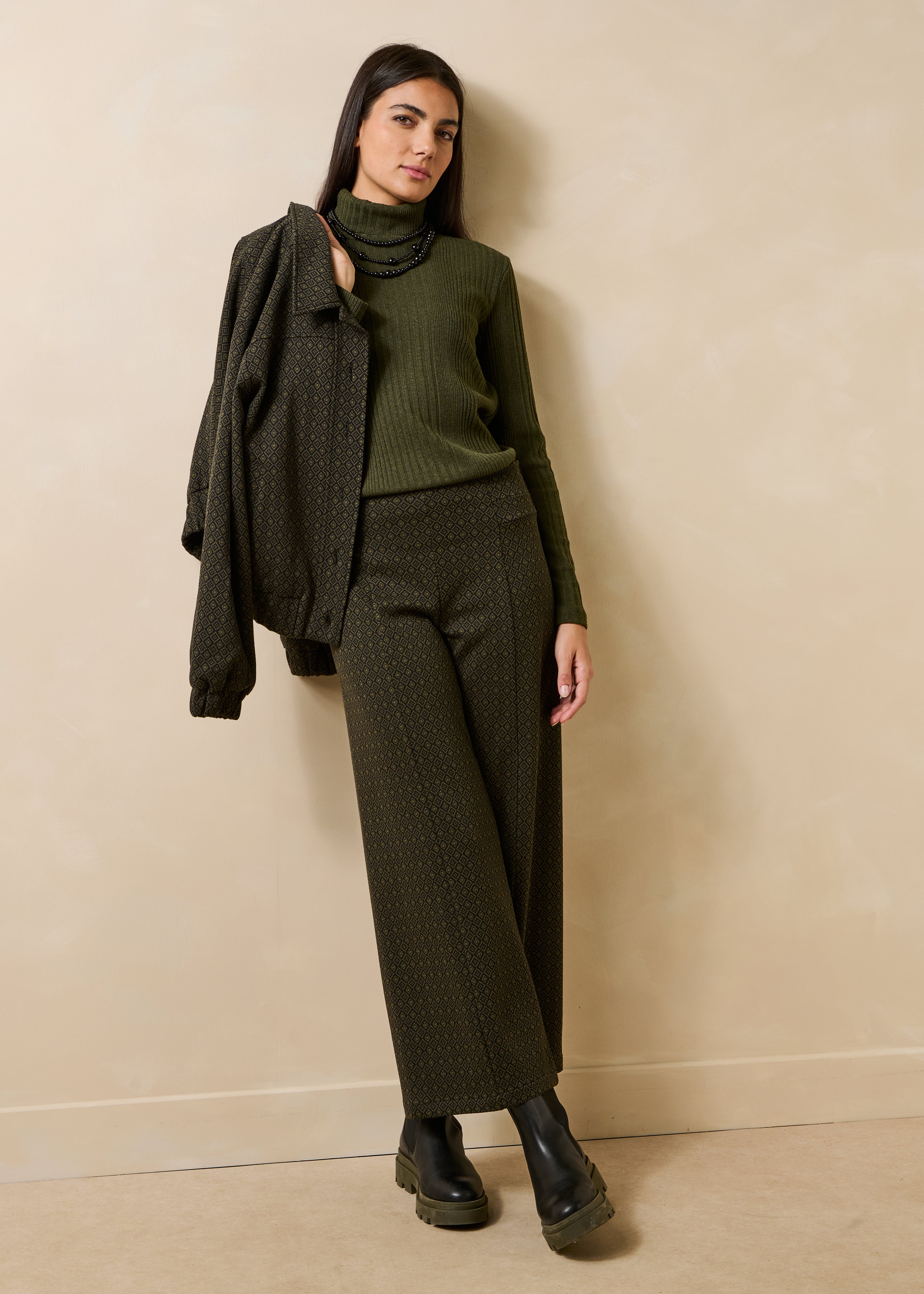 Pantalon cropped kaki en milano jacquard
