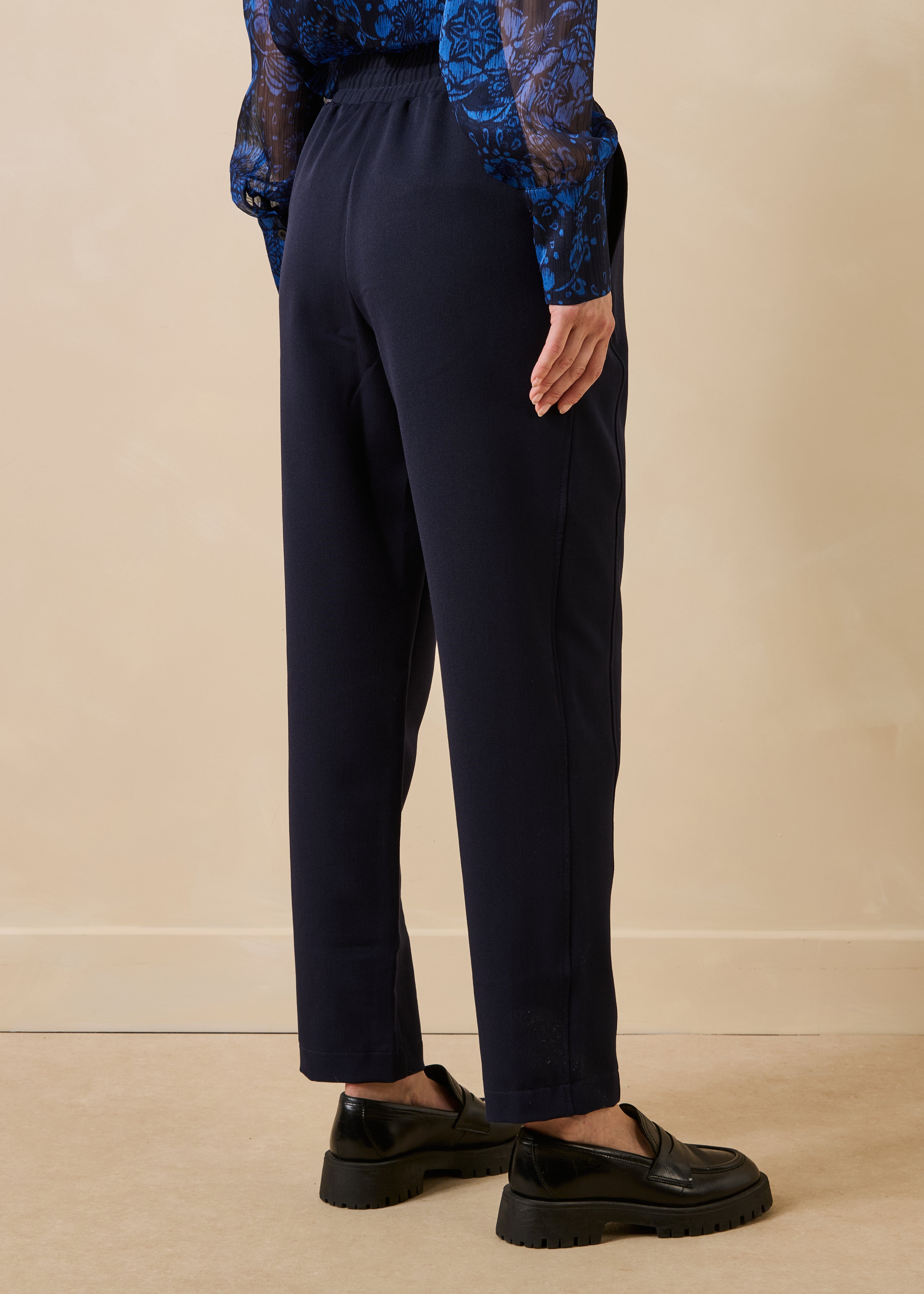 Marineblauwe carrot-fit broek met elastische taille