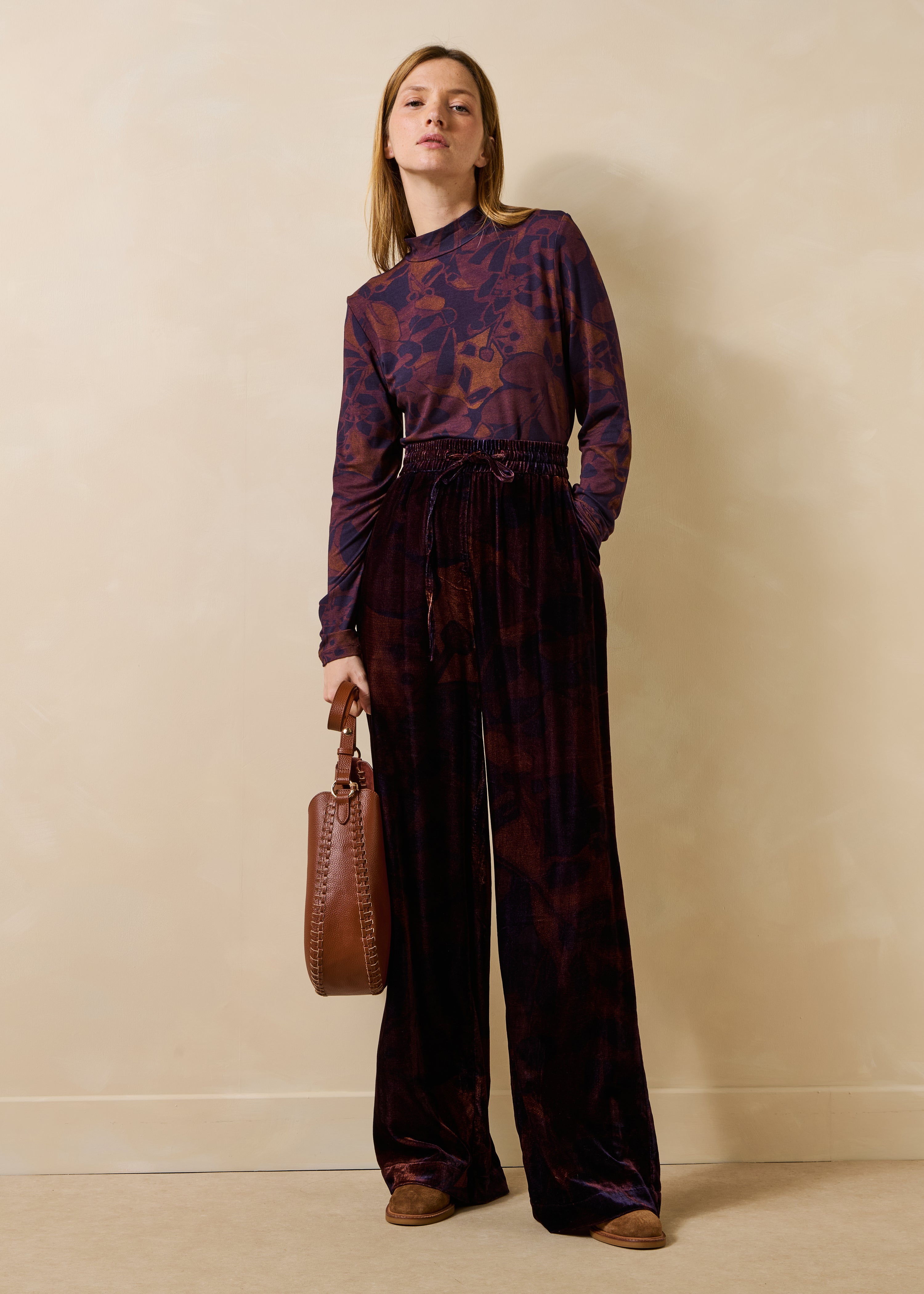 Pantalon large violet en velours imprimé floral