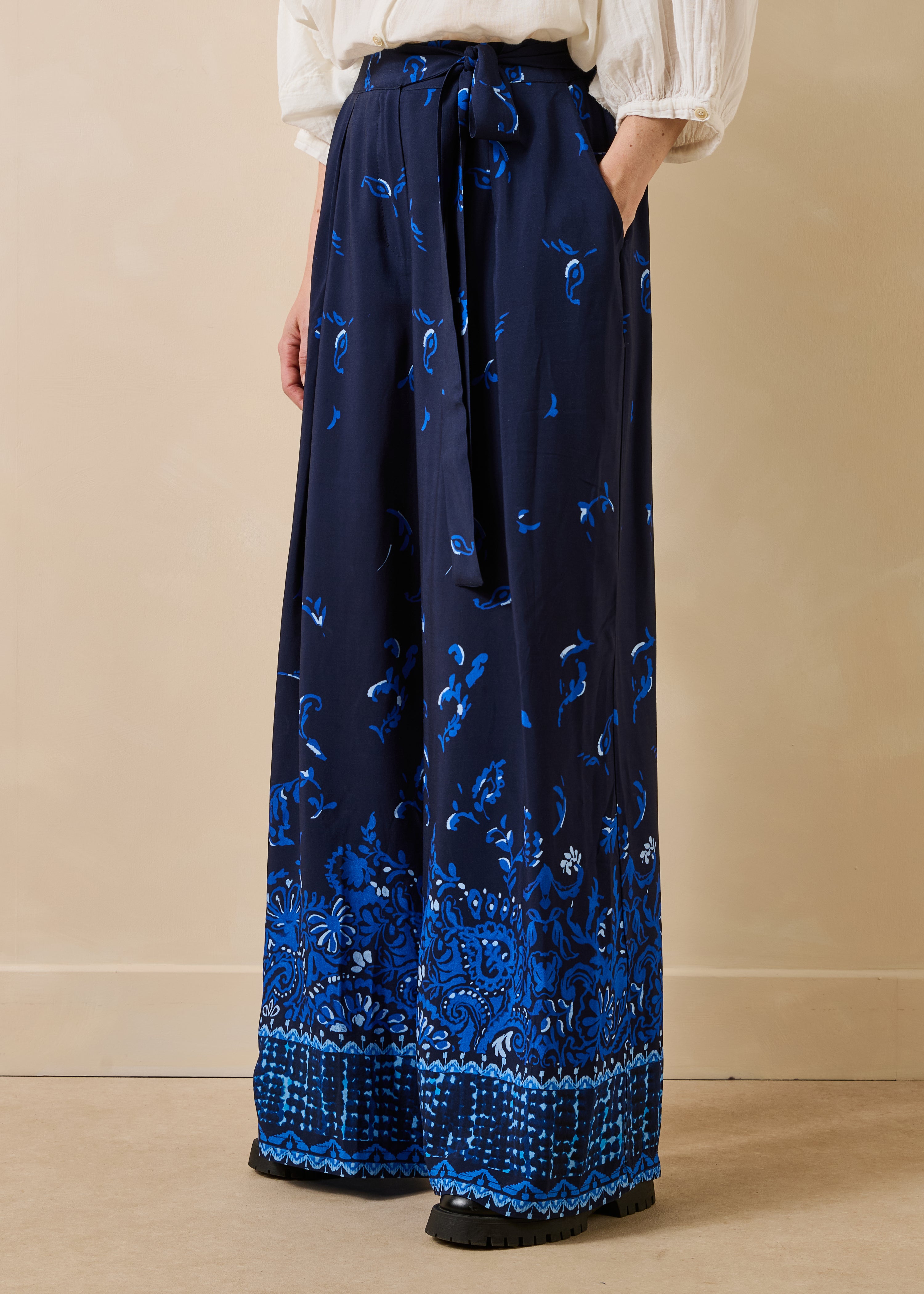 Pantalón fluido azul con estampado floral