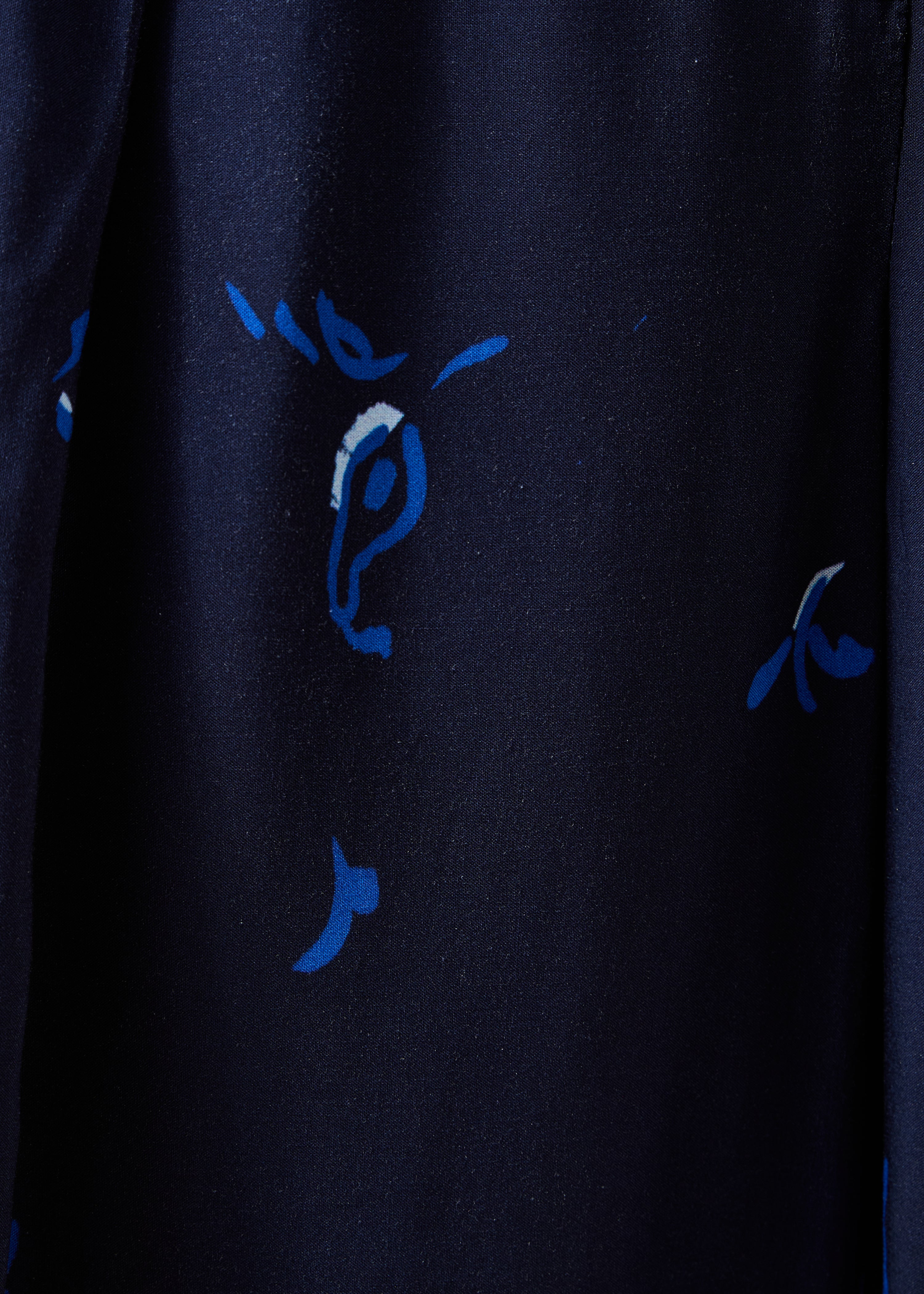 Pantalón fluido azul con estampado floral