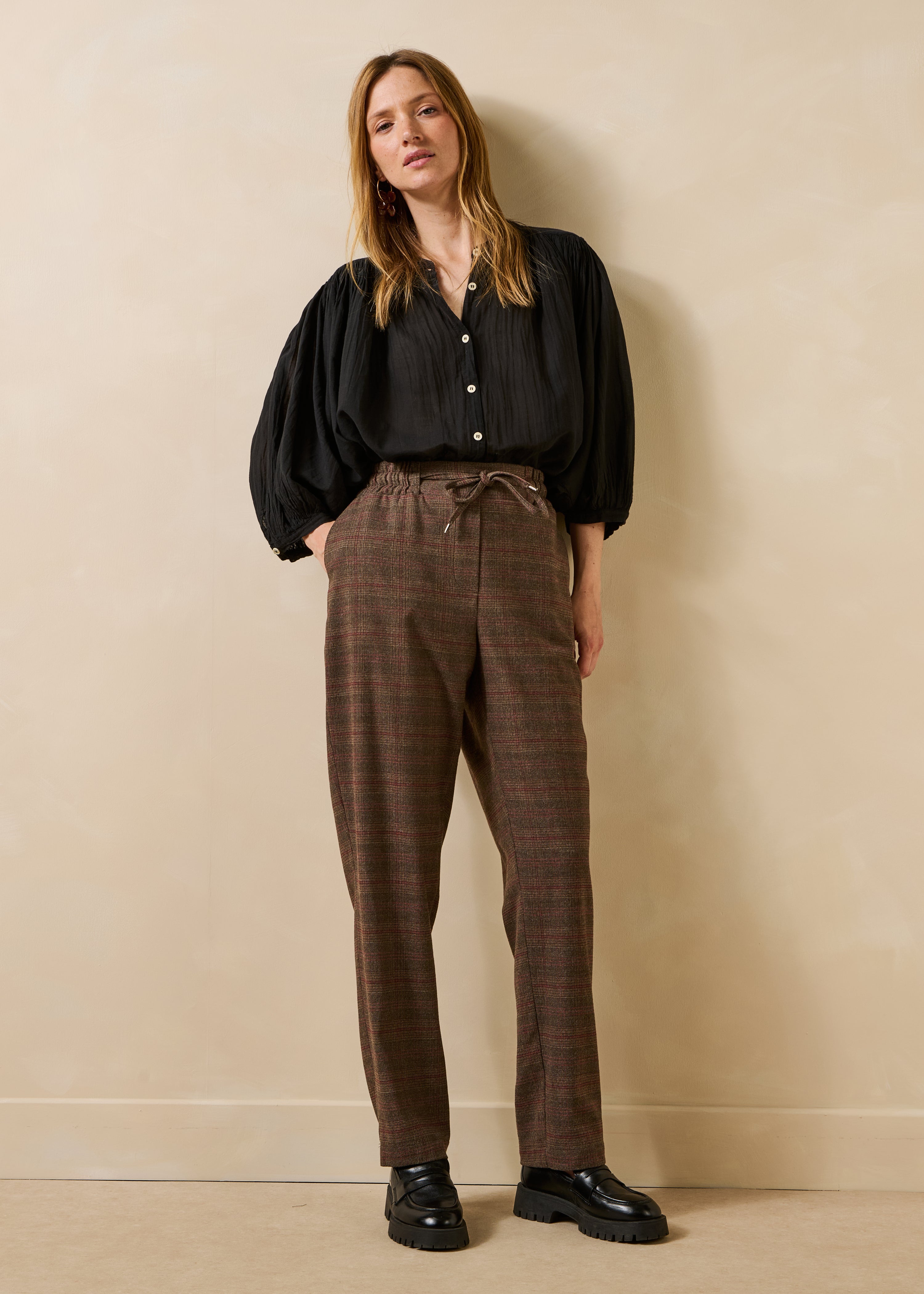 Bruine geruite carrot-fit broek met elastische taille