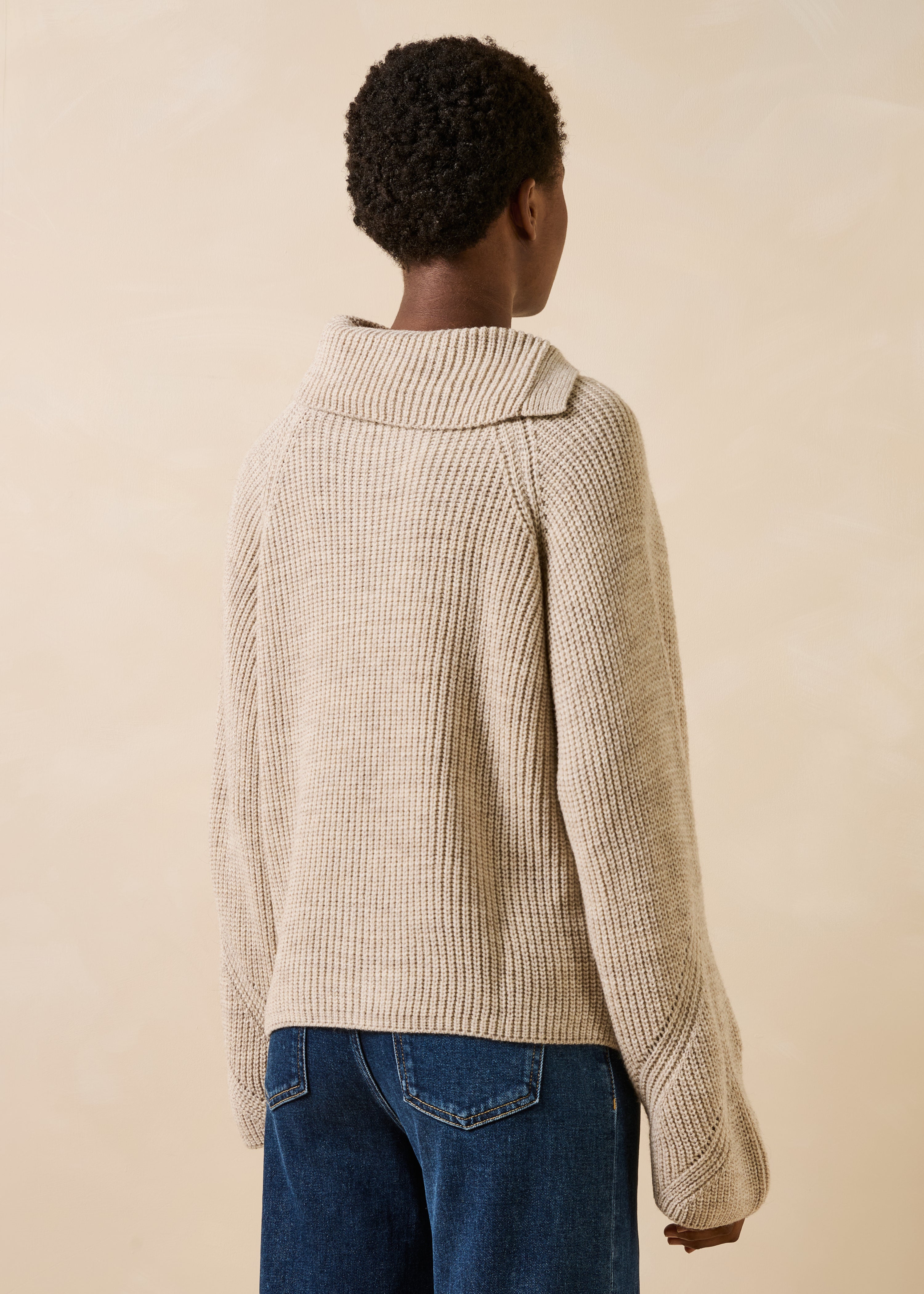 Maglione beige maniche lunghe collo asimmetrico
