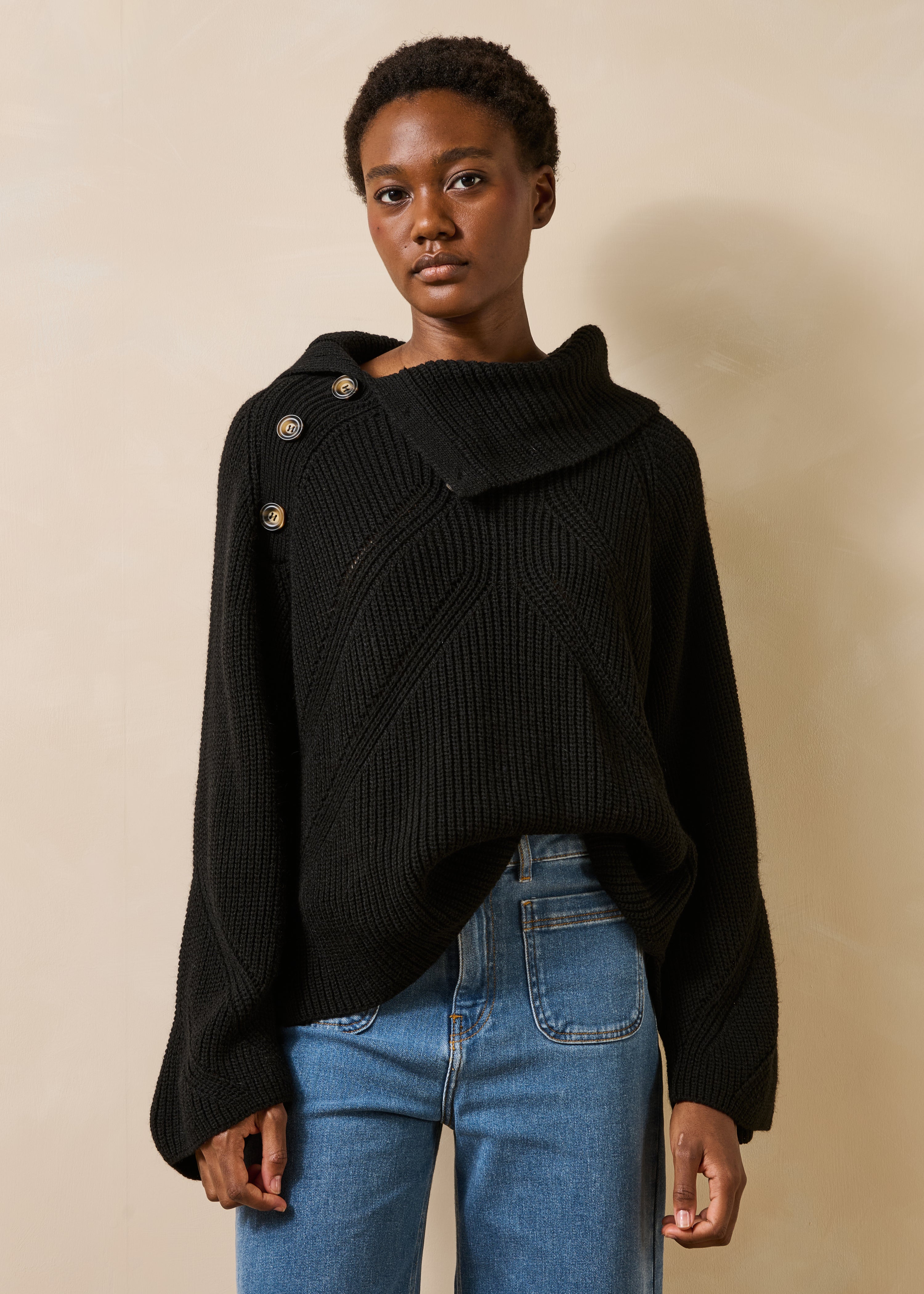 Maglione nero a maniche lunghe con collo asimmetrico