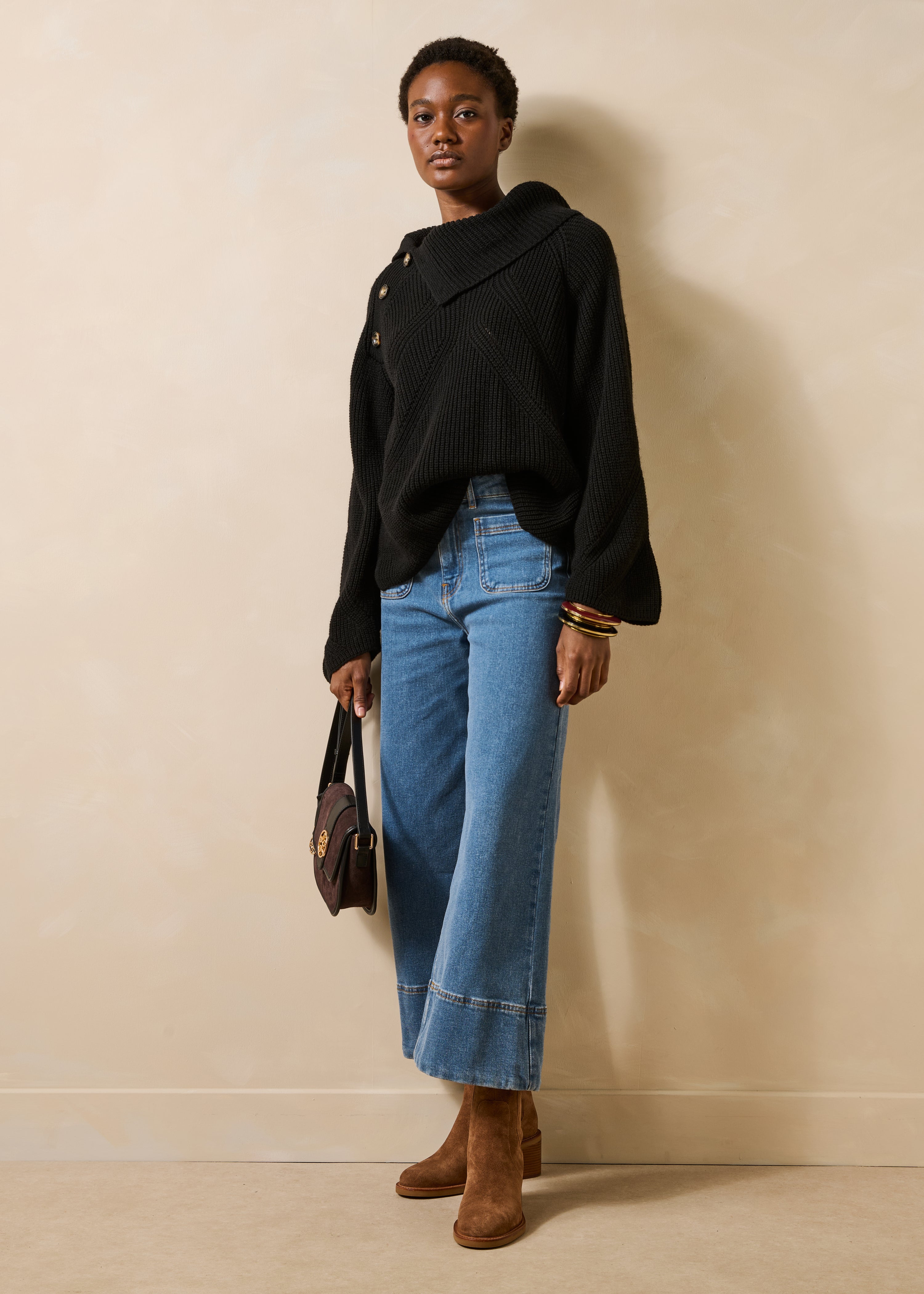 Maglione nero a maniche lunghe con collo asimmetrico