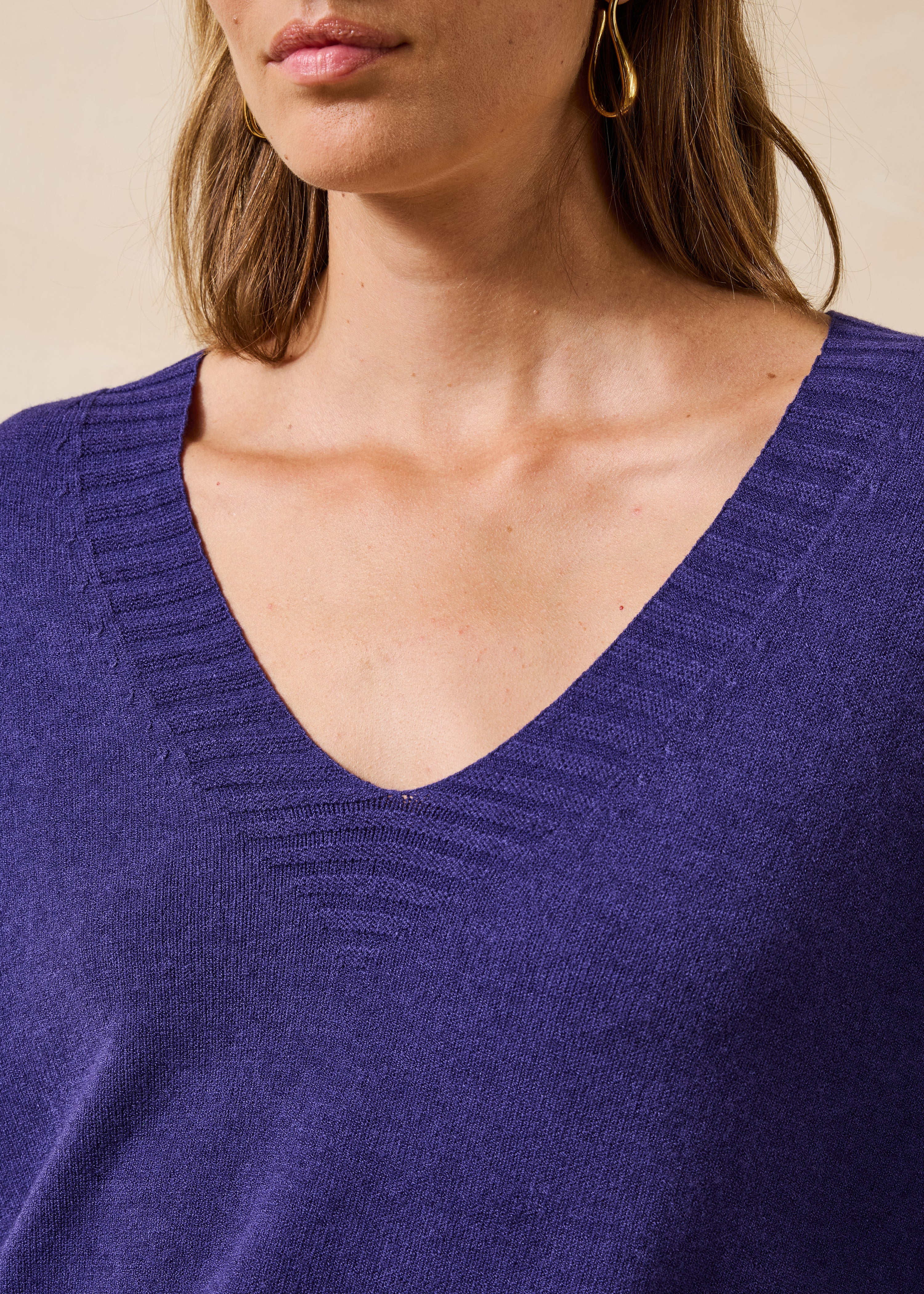 Violetter Pullover mit langen Ärmeln und V-Ausschnitt