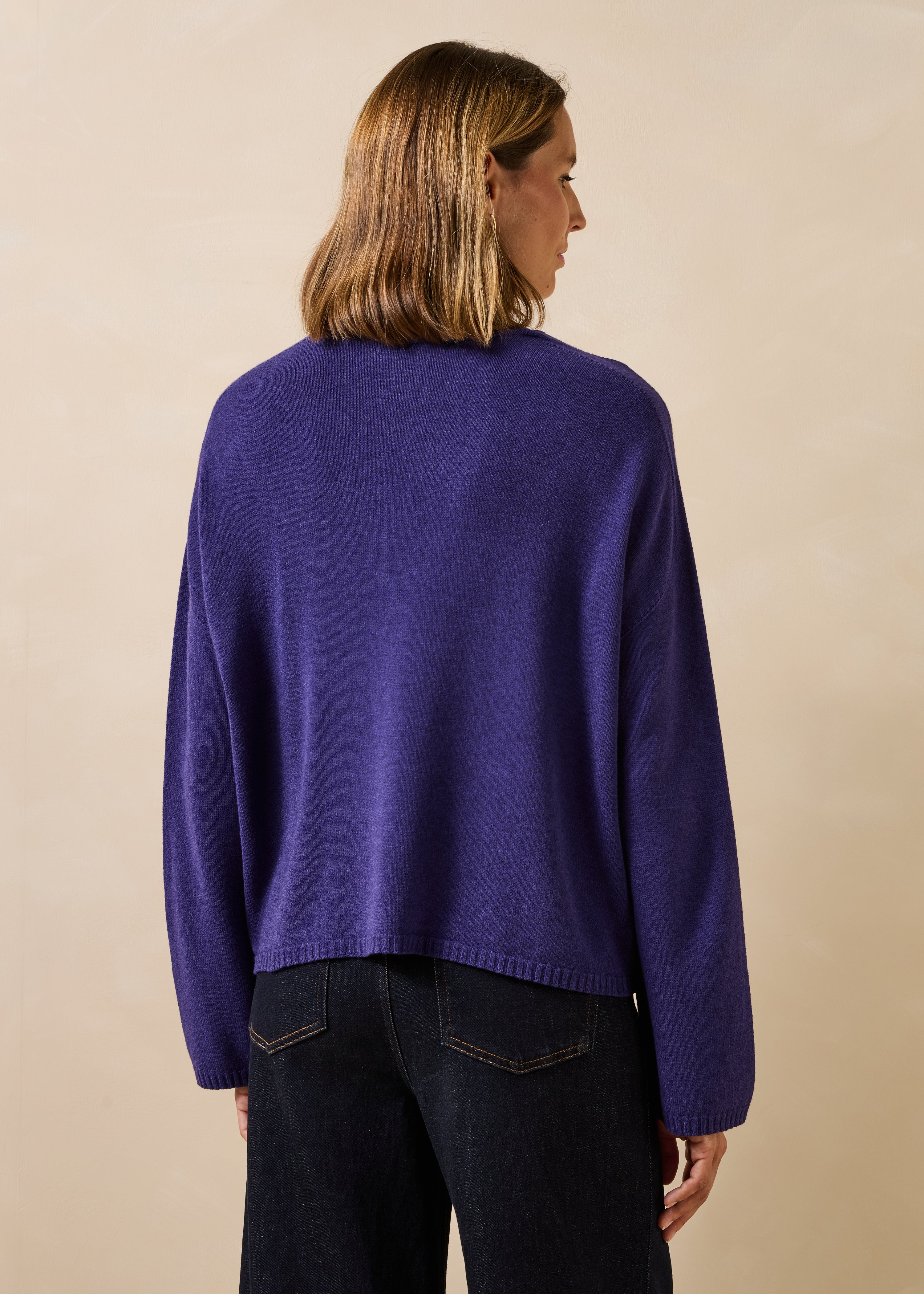 Violetter Pullover mit langen Ärmeln und V-Ausschnitt