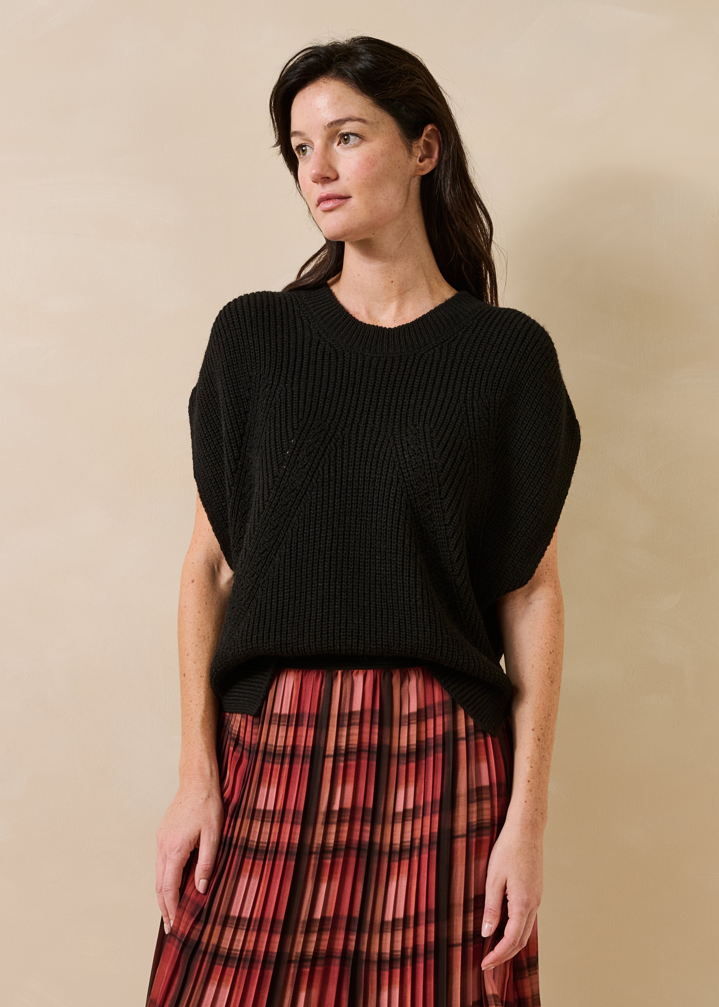 Maglia nera a maniche corte con scollo rotondo