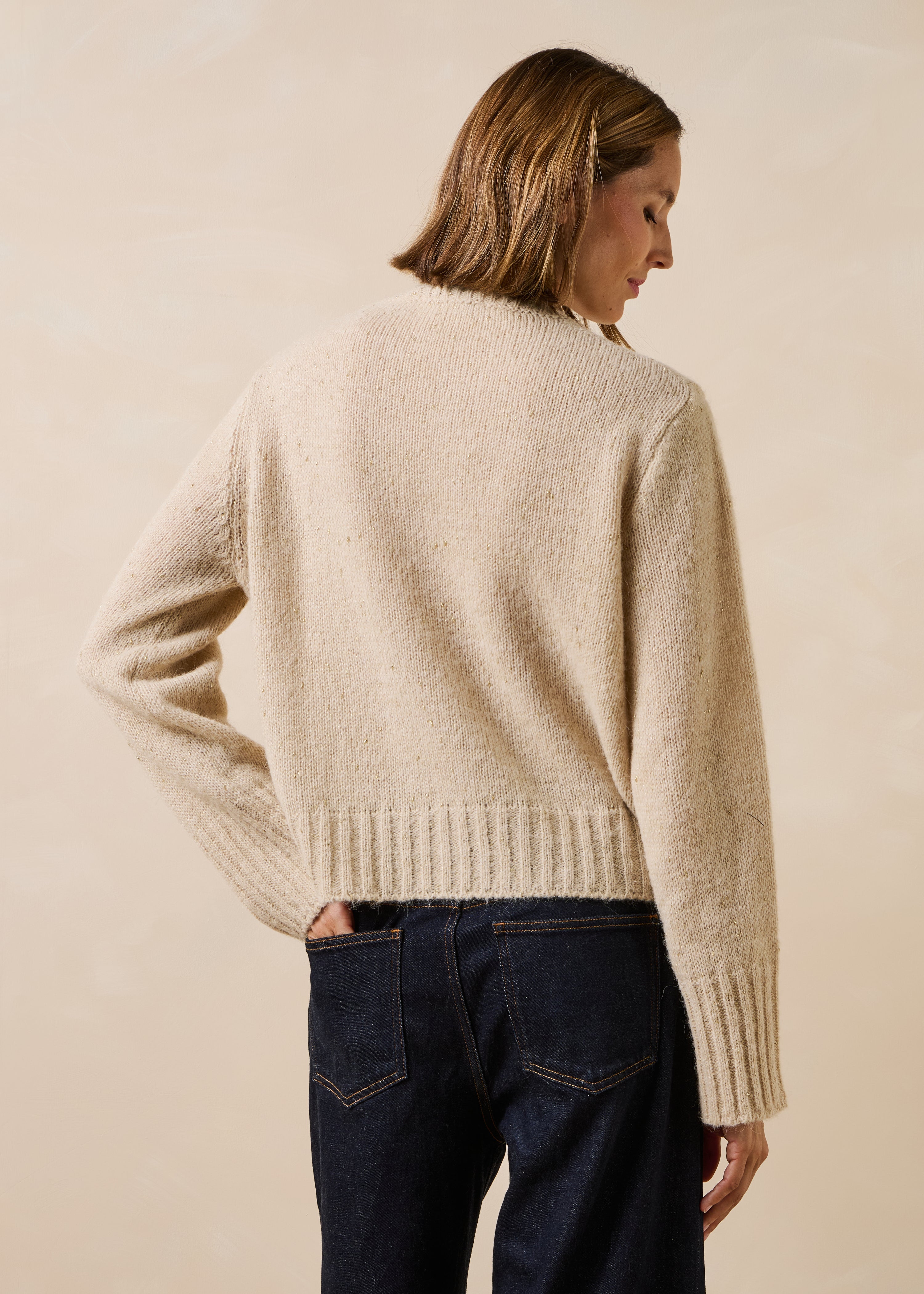 Maglione beige a maniche lunghe con scollo rotondo