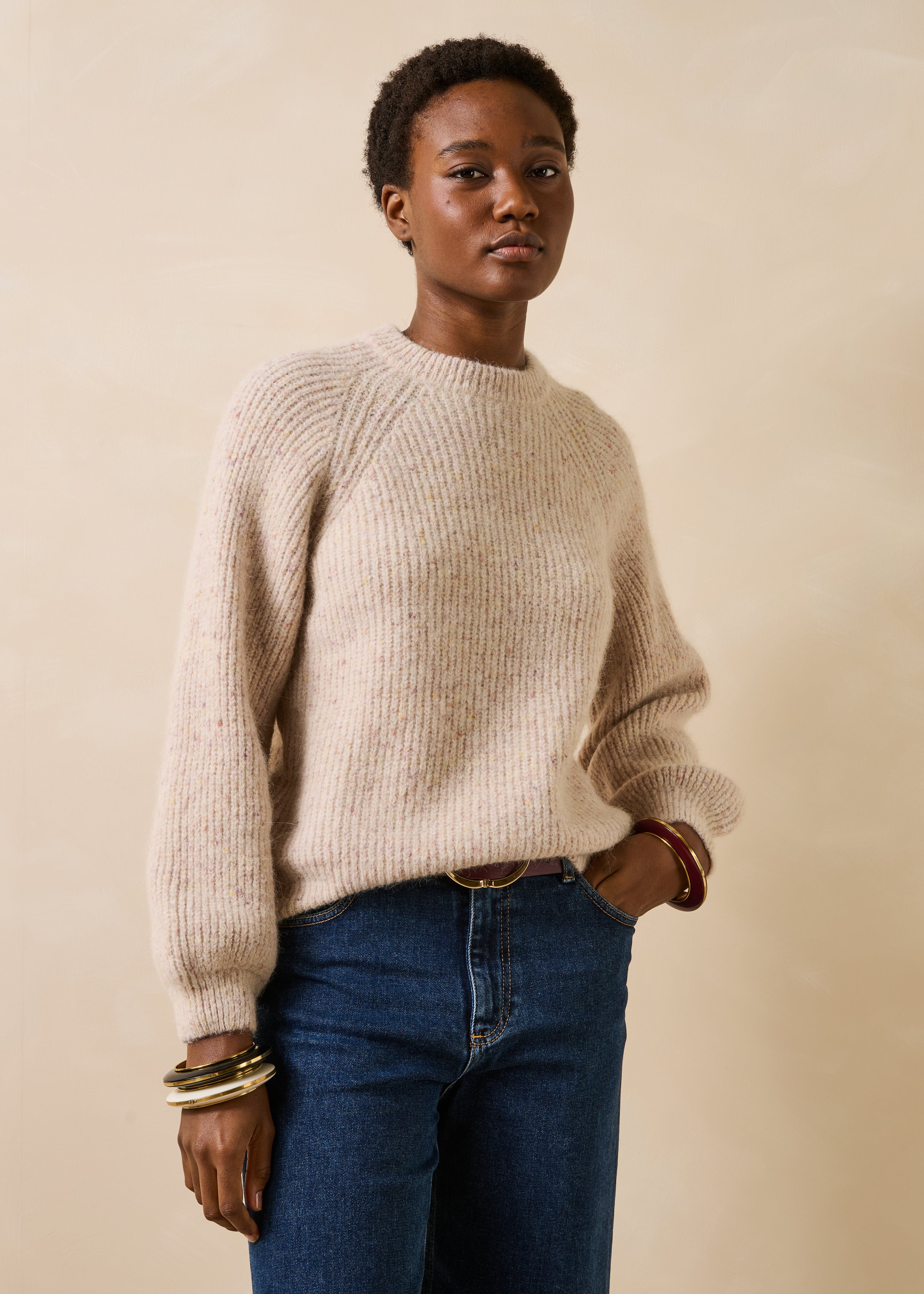 Beiger melierter Pullover mit langen Ärmeln und Rundhalsausschnitt