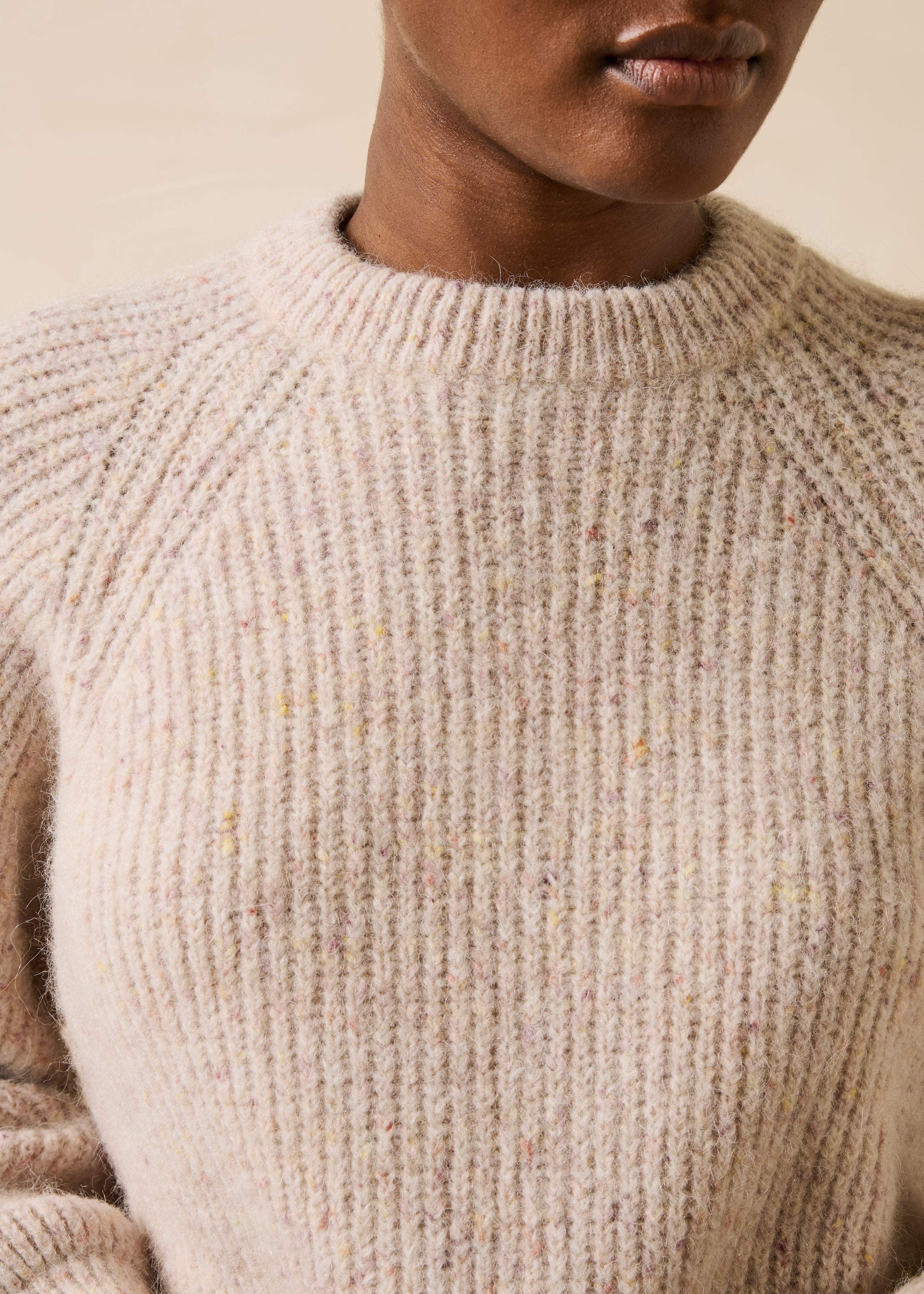 Beiger melierter Pullover mit langen Ärmeln und Rundhalsausschnitt