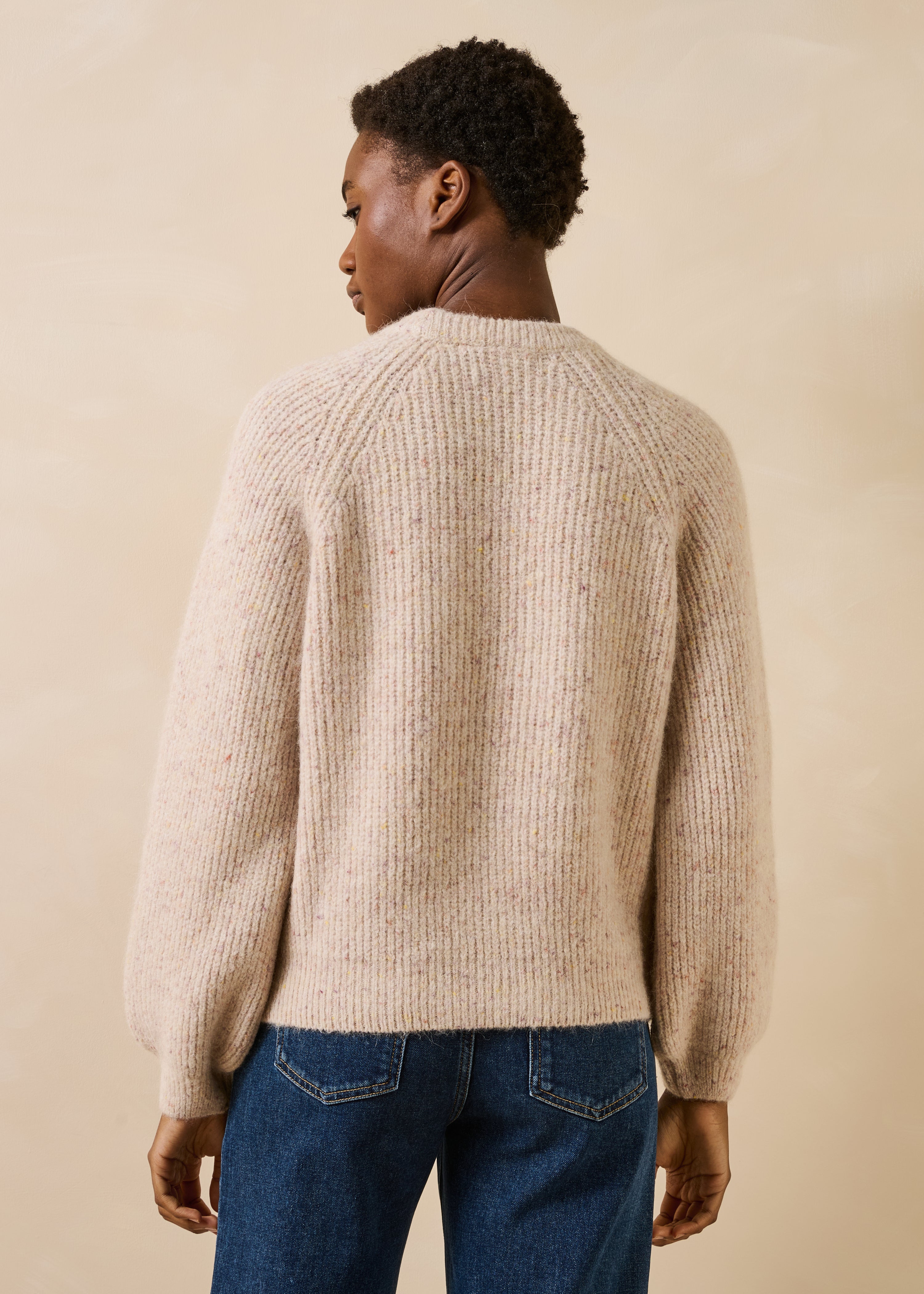 Beiger melierter Pullover mit langen Ärmeln und Rundhalsausschnitt