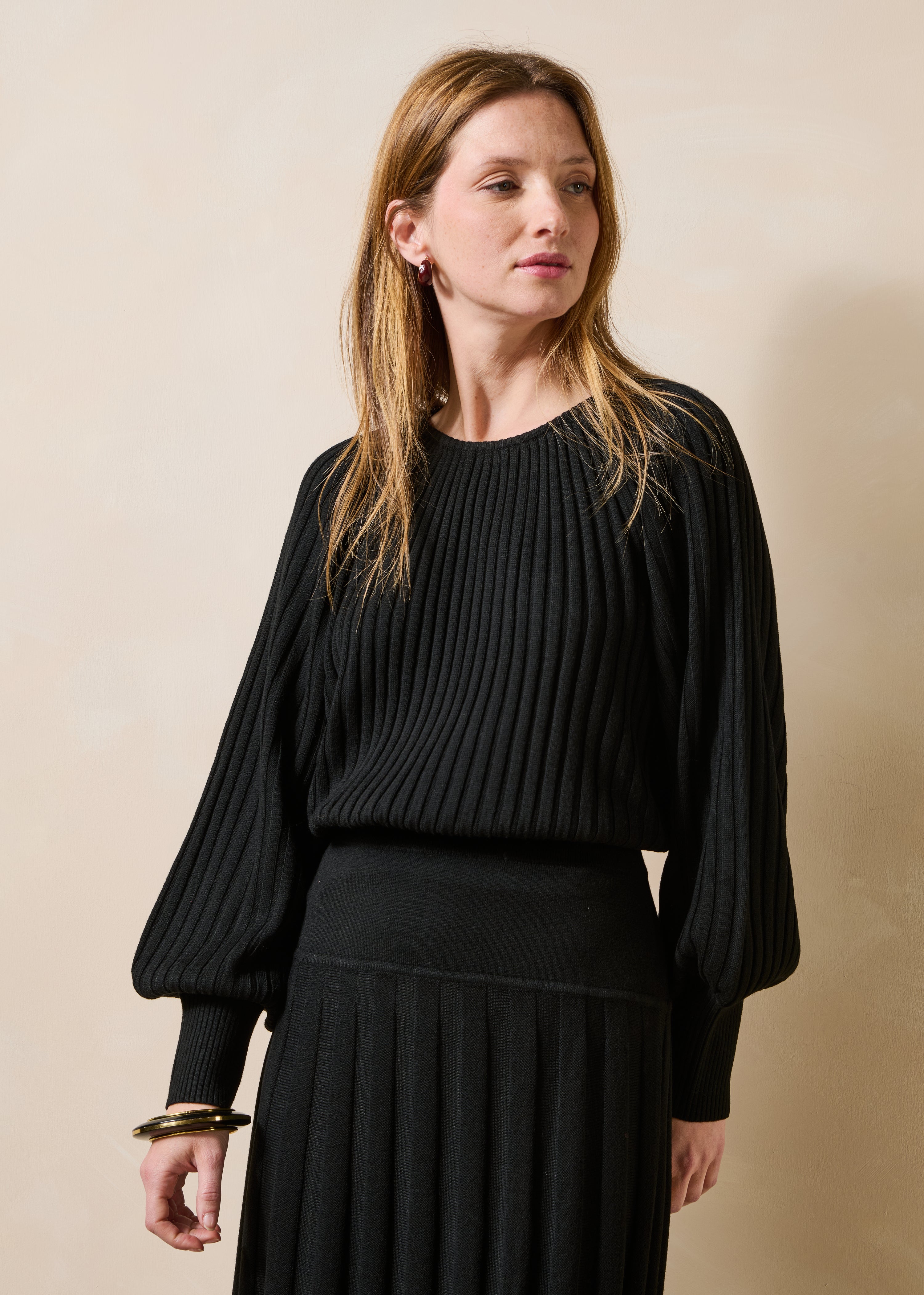 Pull noir en maille plissée manches longues