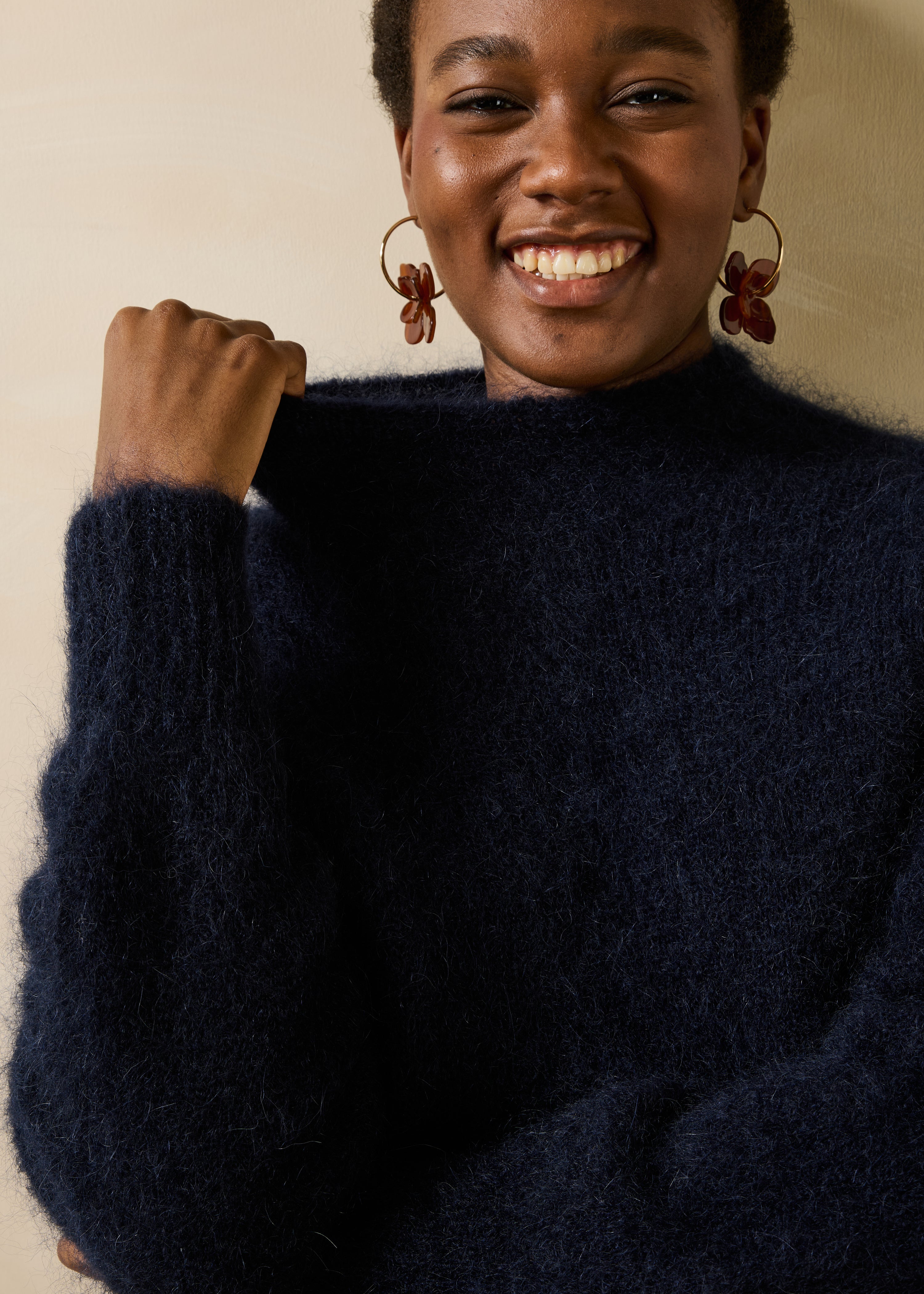 Marineblauer Pullover aus Mohair mit Stehkragen und langen Ärmeln