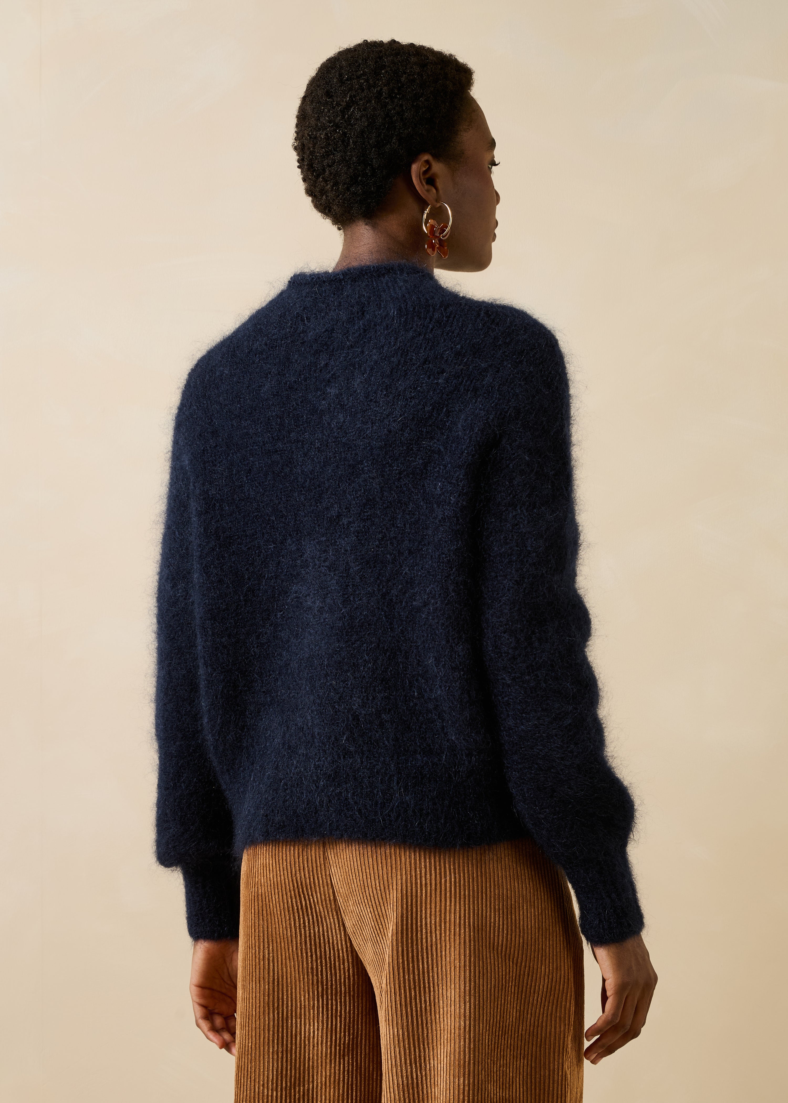 Marineblauer Pullover aus Mohair mit Stehkragen und langen Ärmeln