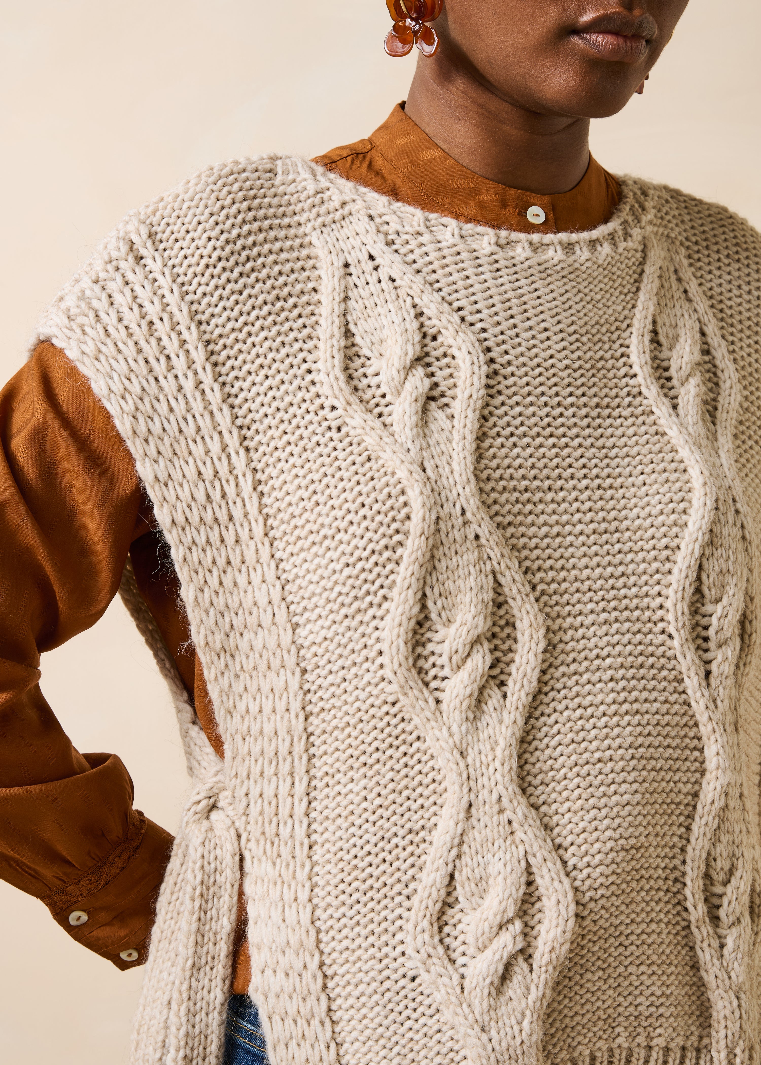 Jersey beige sin mangas con cuello barco