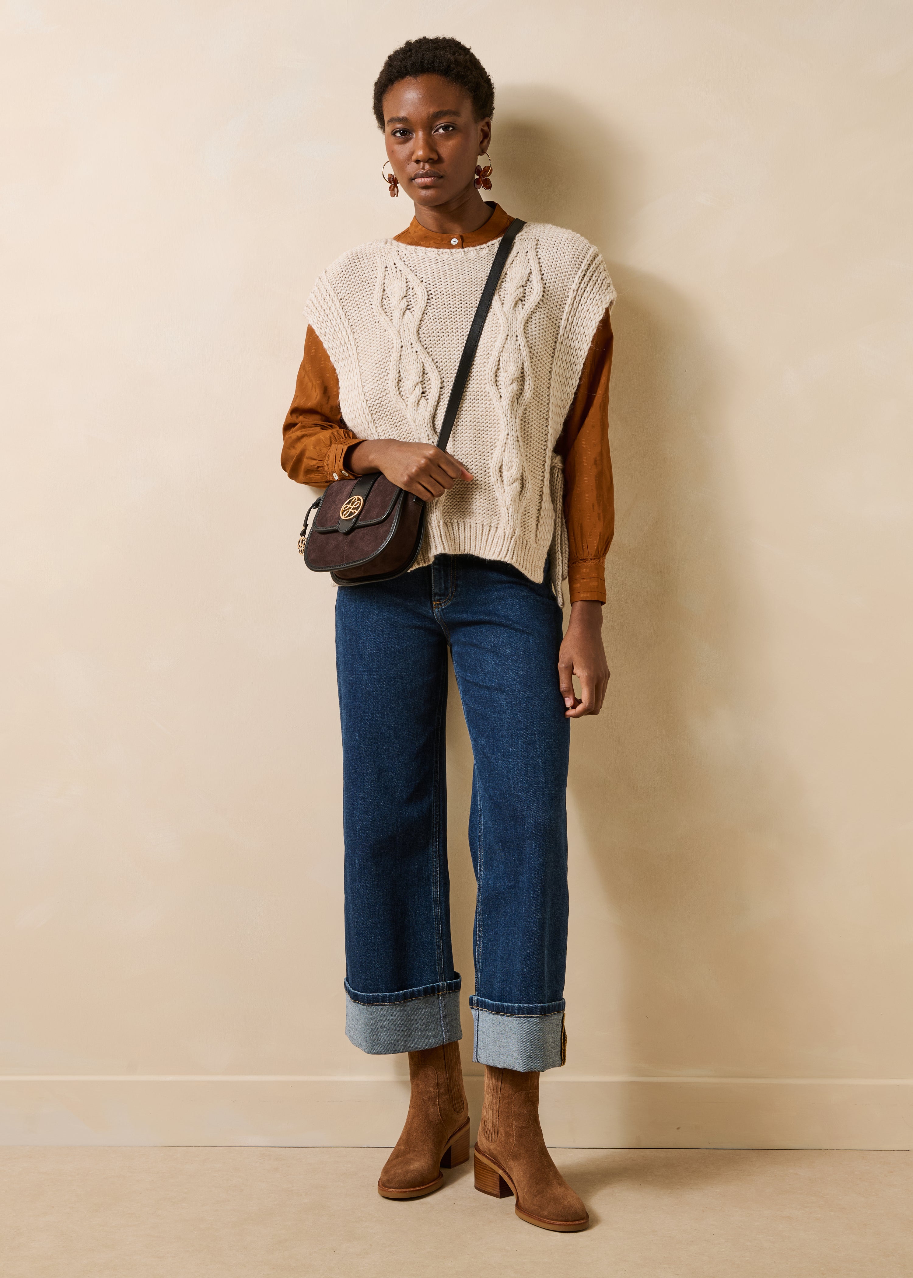 Jersey beige sin mangas con cuello barco