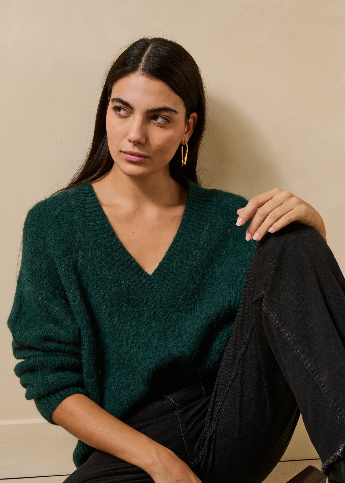 Jersey verde corto de manga larga y cuello pico